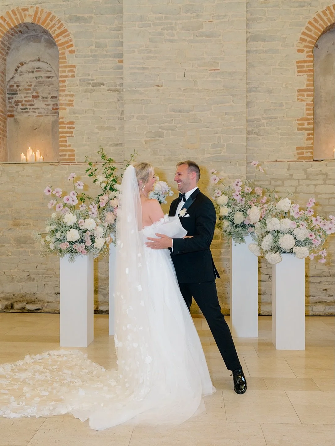 Cloud like flowers with pops of pink ☁️💕 

The perfect combination of soft, delicate &amp; also impactful for K&amp;R last summer @tithebarn beautifully captured by @staceyclarkephotoweddings 

Wedding flowers
Natural wedding flowers
Ceremony flower