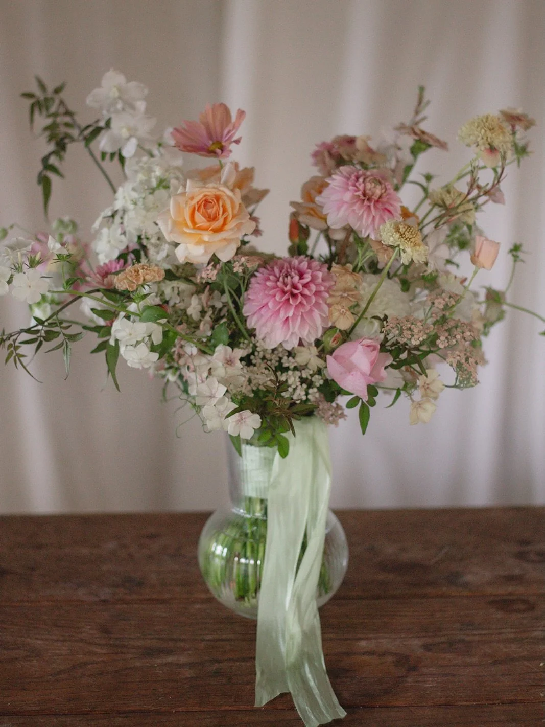Romantic, modern &amp; 100% British grown 🌸💫

For me, designing with our grown flowers doesn&rsquo;t mean wild or sparse. It means abundant, stylish, and full of unique and often wiggly stems that make you swoooon!

I adored creating this bouquet f
