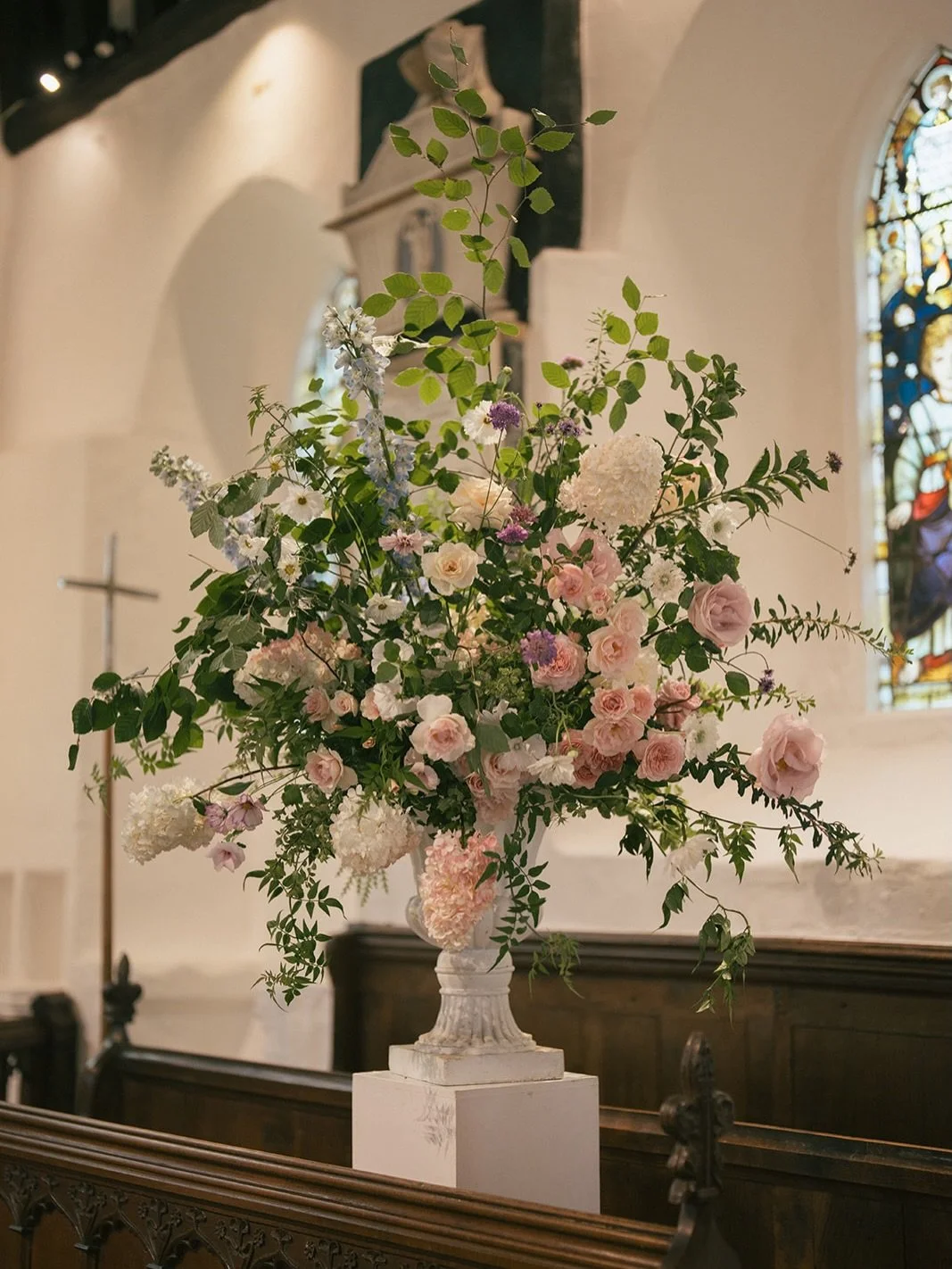 Romantic urns 🌸 with tumbling foliage, blousy roses, cloud like hydrangeas, and delicate tall stems making all the effortless impact ✨

And you best believe that I scrutinise the placement of every. single. stem. to make sure the designs are perfect