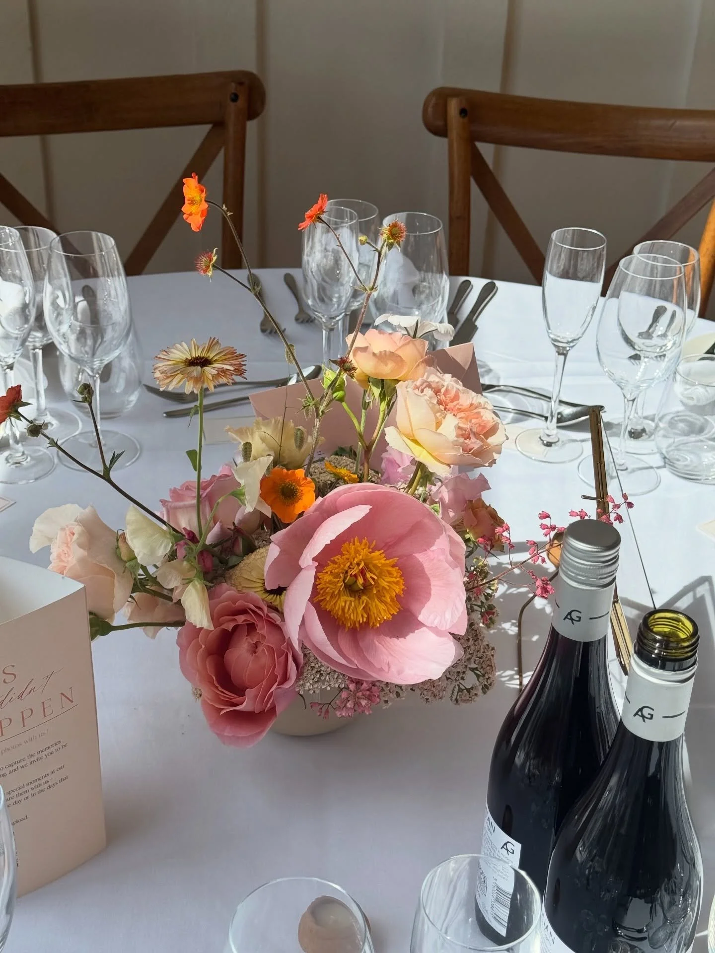 Low bowl centrepieces 💗🍊 my favourites!

A stunning display full of stunning flowers, bringing your colour palette and aesthetic to the forefront of your tables. And arrangement that you just can&rsquo;t go wrong with 👏🏻👏🏻👏🏻

2026 is the year