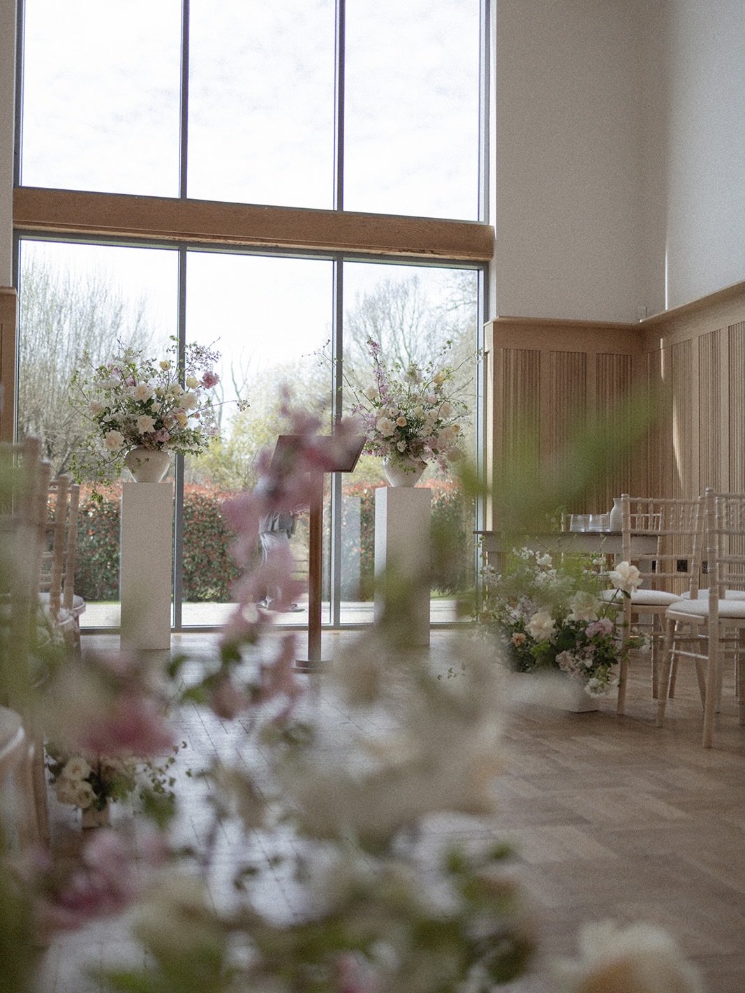 The first wedding of 2026 🌷🤍✨

And it was such a beautiful one, full of delicate Spring florals in a soft and pretty palette 🌸 and an absolute joy to be back at one of my favourite venues @millbridgecourt so soon after their stunning renovations ✨