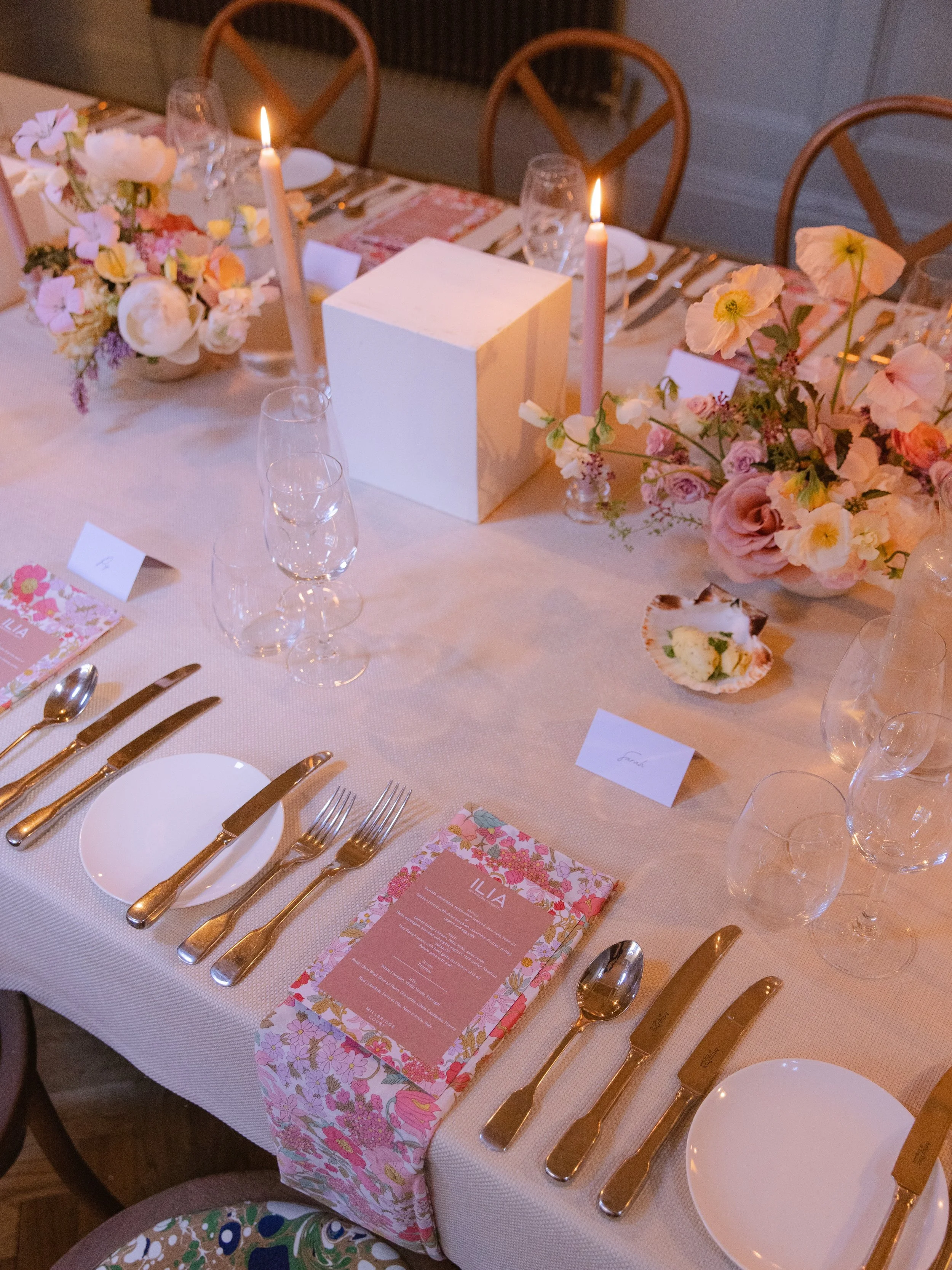 Dinner details for @iliabeauty 🌸💗✨

With @kalmkitchenltd at the stunning @millbridgecourt 🌸

Captured by @clairemenary 
@zoecommunications 
@libertylondon 

#tablescapestyling #tablescapedesign #intimatedining #luxuryflowers #springflorals