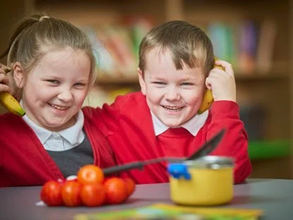 Pupils with healthy food