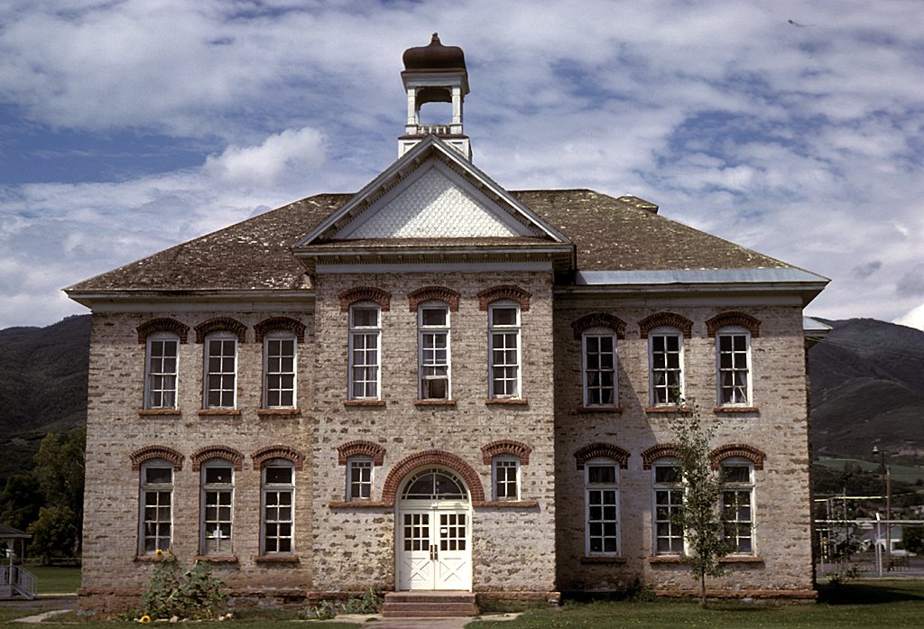 Midway_School_100_North_and_100_West.jpg
