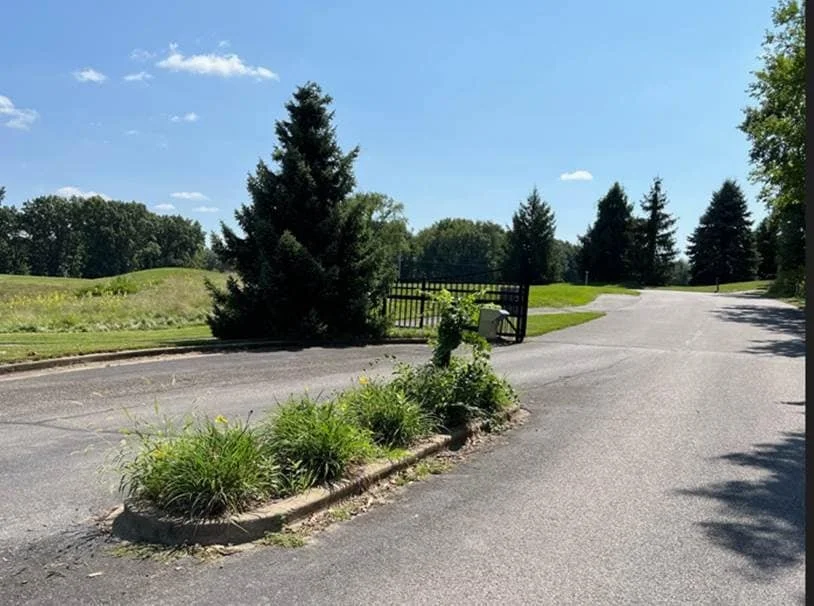 Island hills gate before.jpg