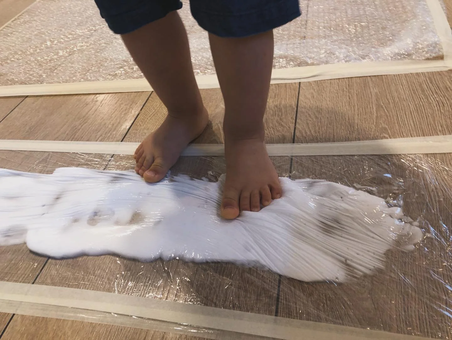 Percorso sensoriale utilizzando prevalentemente i piedi come strumento d&rsquo;indagine 😁🦶🏻!! #percorsosensoriale #summervibes☀️ #sperimentando #materialidestrutturati