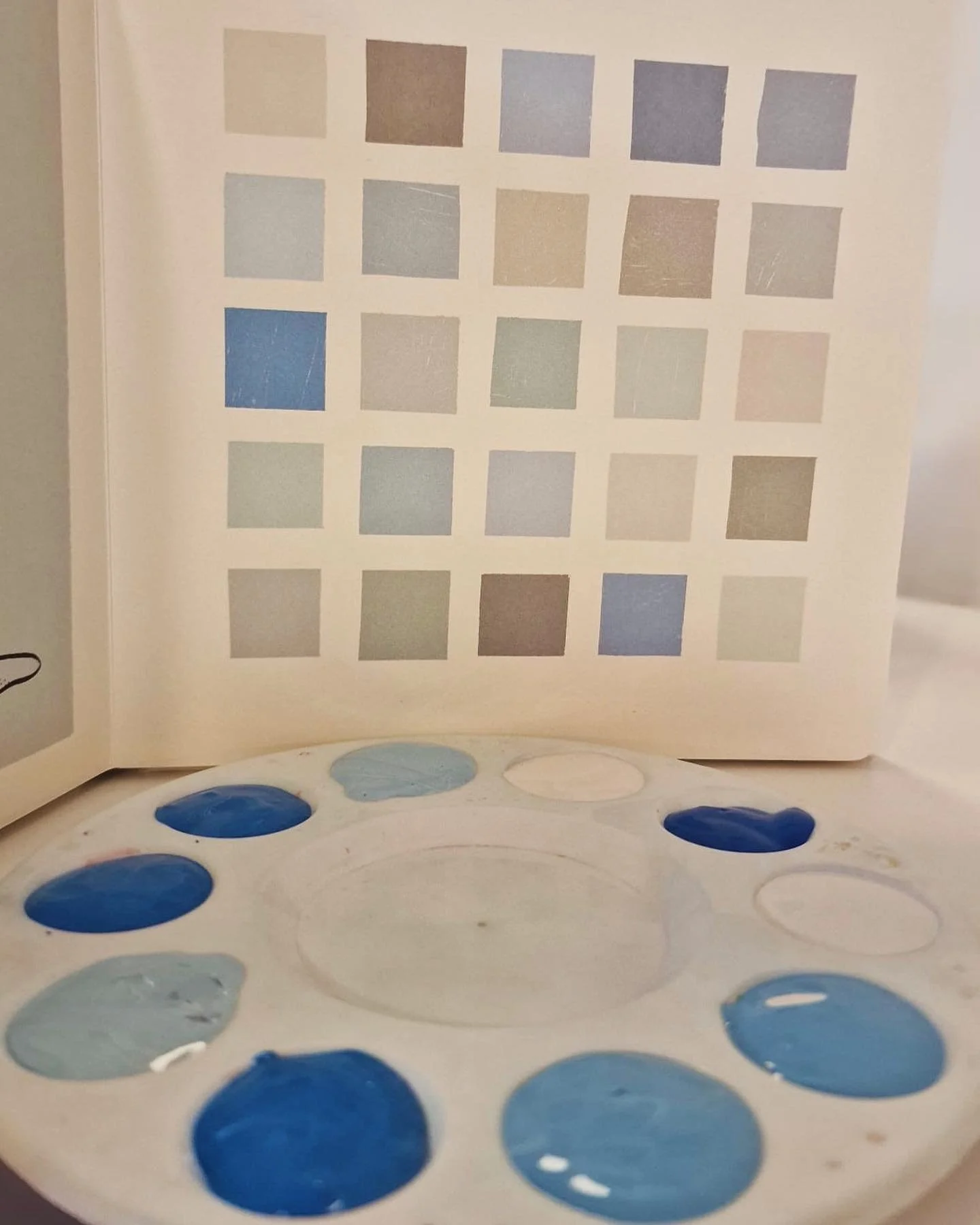 Quali colori abitano il mare? In che modo la ricerca del colore sostiene la creativit&agrave;? Quali tecniche utilizzare per ricreare le sfumature del mare?🌊🐬🪼#mare #ricerca #osservare #colori