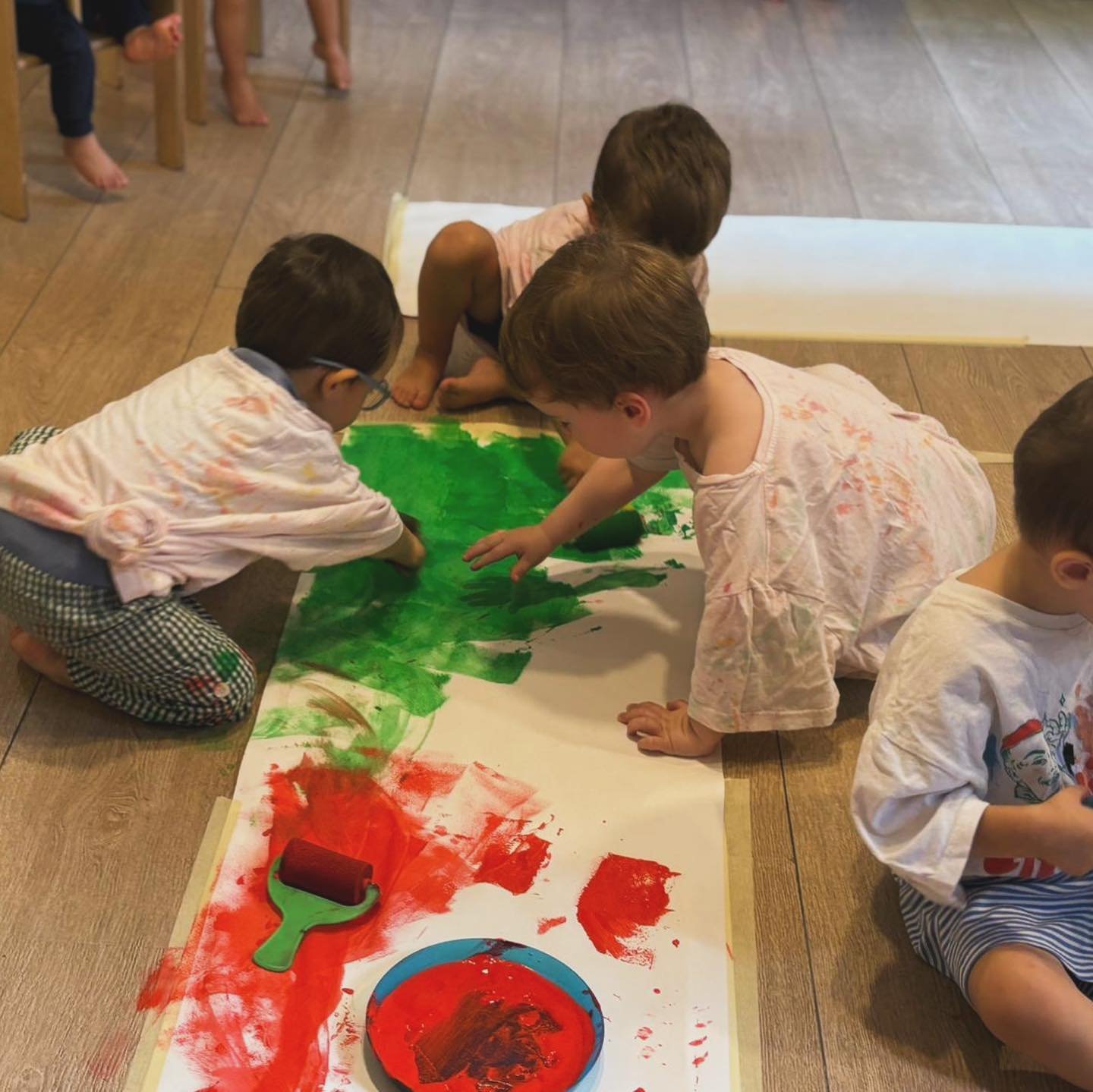 Pittura in gruppo ! #pittura #gruppo #immaginazione #creativit&agrave; 🎨