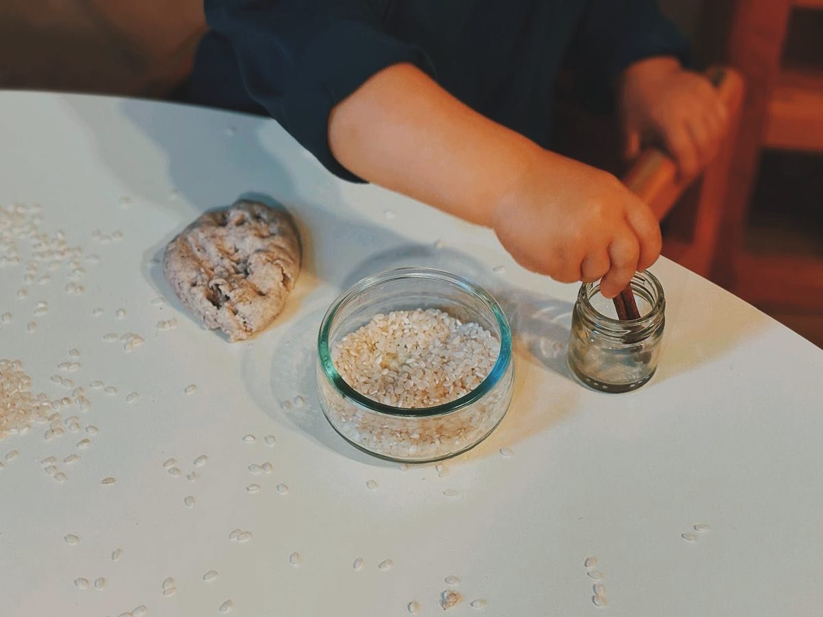 Un incontro di esperienze ; da un lato la pasta di sale che sostiene la nostra costruttivit&agrave; e dall&rsquo;altro i travasi con cui impariamo a calibrare limiti e confini #qbaby #travasi #pastadisale