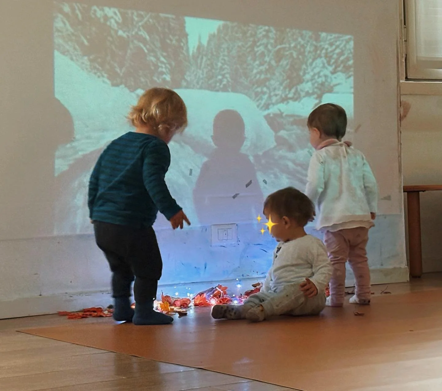 Atmosfere invernali su cui costruire linguaggi e nuovi saperi ❄️ #qbaby #linguaggi #proiezioni #stimolazioni #natale #inverno