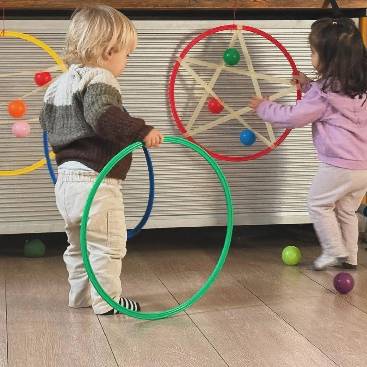 Delle sfide da affrontare al Qbaby questa mattina😊
1)sfilare i tessuti colorati dai rotoli di cartone 
2) tiro al bersaglio con le palline 
3) salvataggio delle palline dopo aver superato un intreccio &ldquo; intreccioso&rdquo;di fili😅
Dichiariamo 