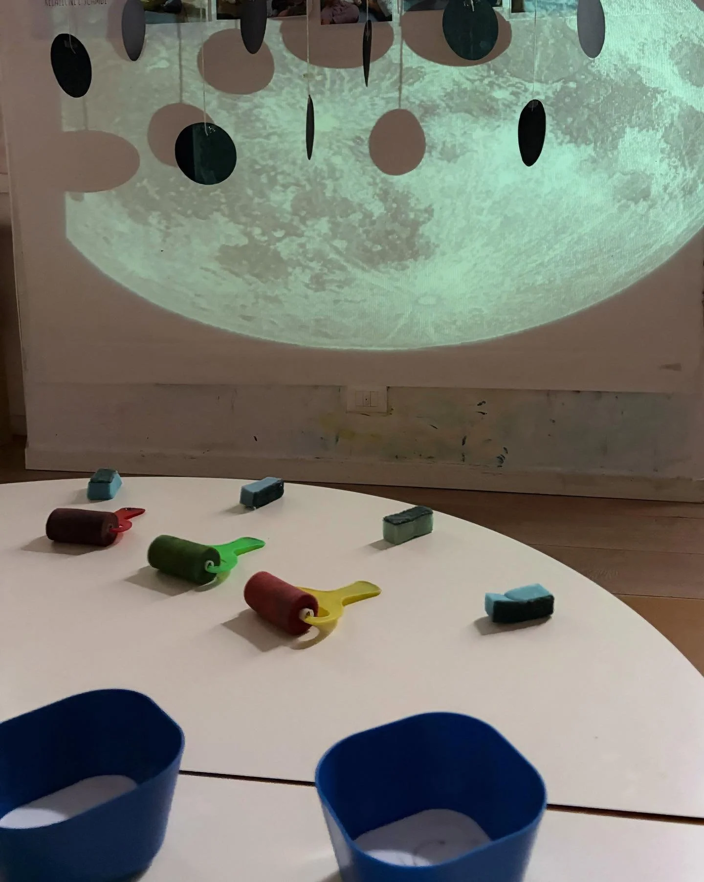 Riflessi di luce e pitture spaziali 🚀☄️🪐🔭#qbaby #luce #luna #pitture #spazio