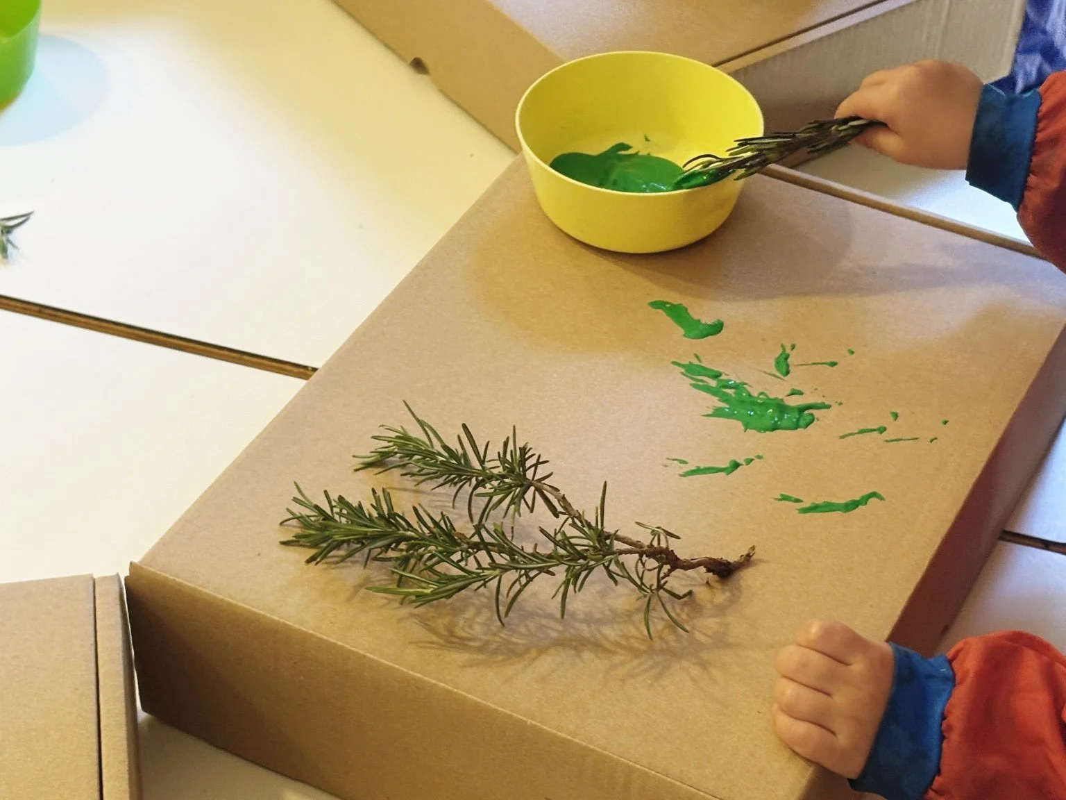 L&rsquo;utilizzo della tempera e dei rametti freschi di rosmarino utilizzati come pennelli hanno mostrato ai bambini nuove prospettive pittoriche #qbaby #pittura #rosmarino