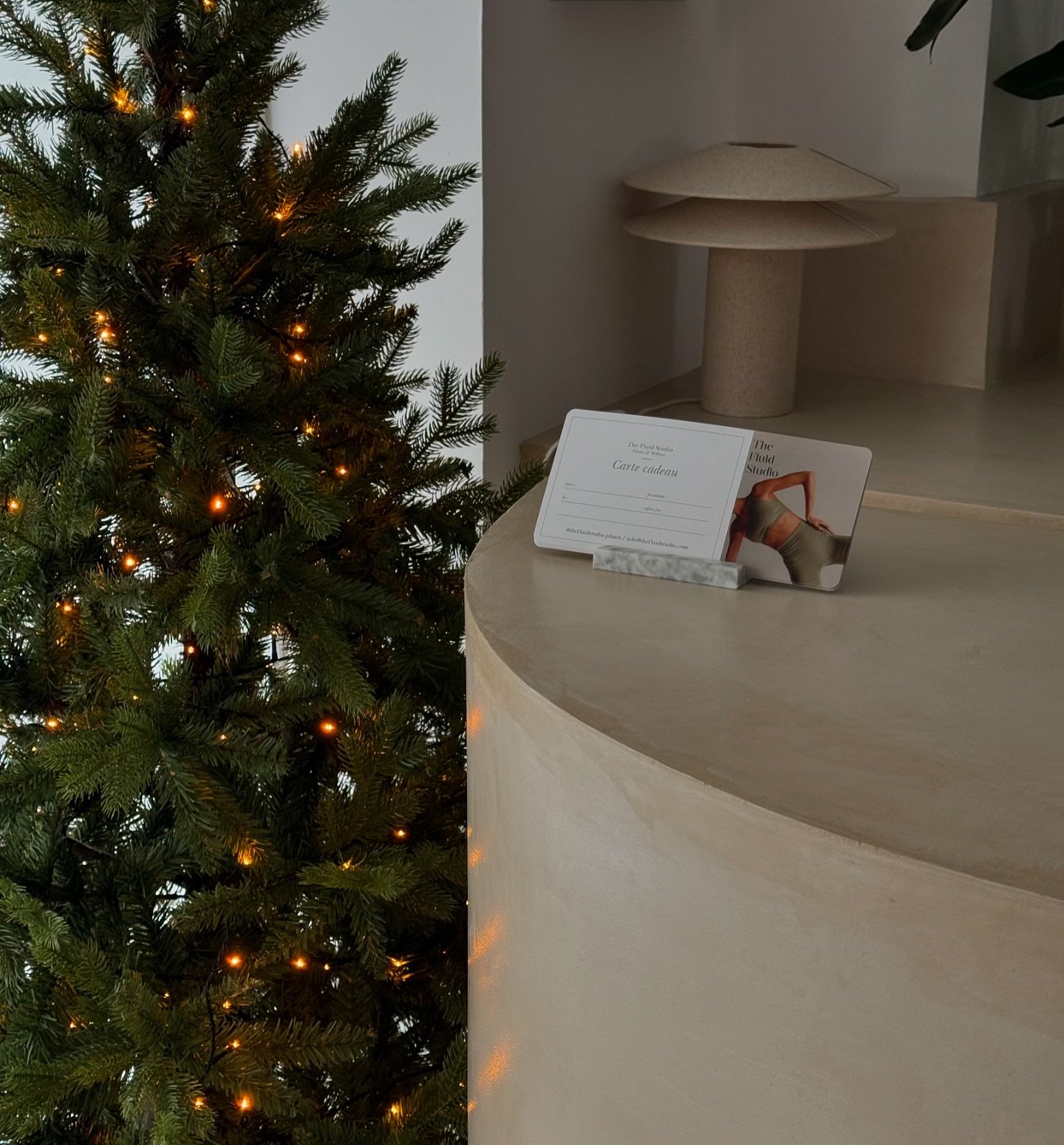 Christmas is just around the corner 🤍 les cartes cadeaux sont disponibles au studio 🎄