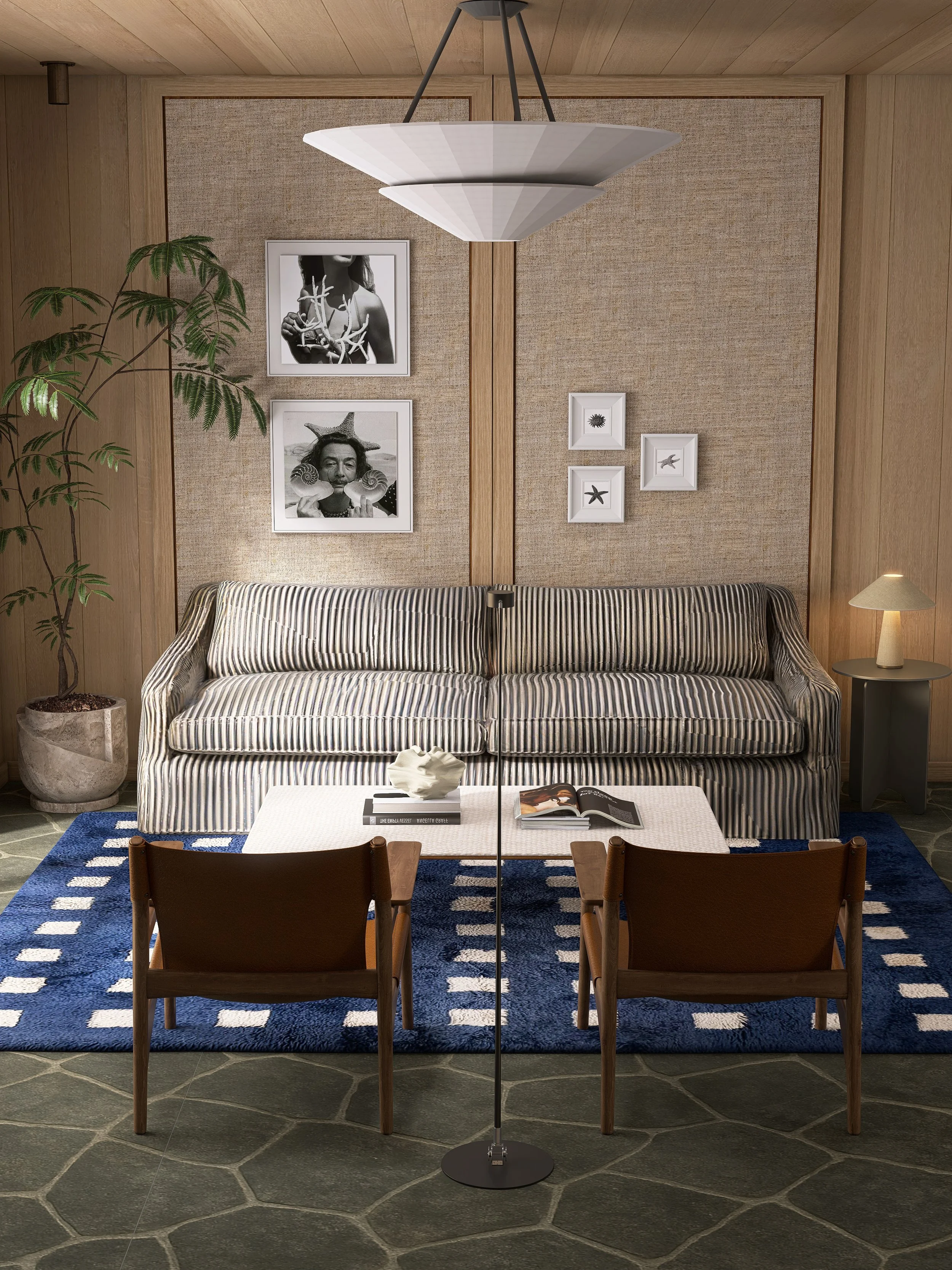 Sofa vor Wand mit Naturfaserpaneel und Bildern, Sessel, Couchtisch