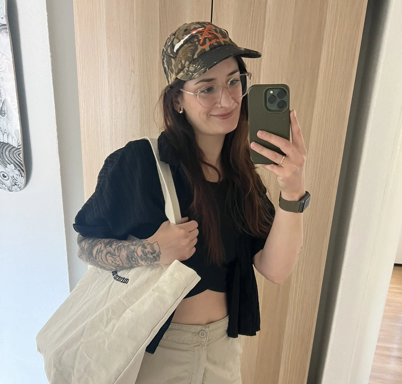 Julia Heeke, Interior Designerin aus Berlin, im entspannten Street Style – Cap, Tote Bag und Tattoos. Authentischer Auftritt hinter JuliaHeekeInterior.