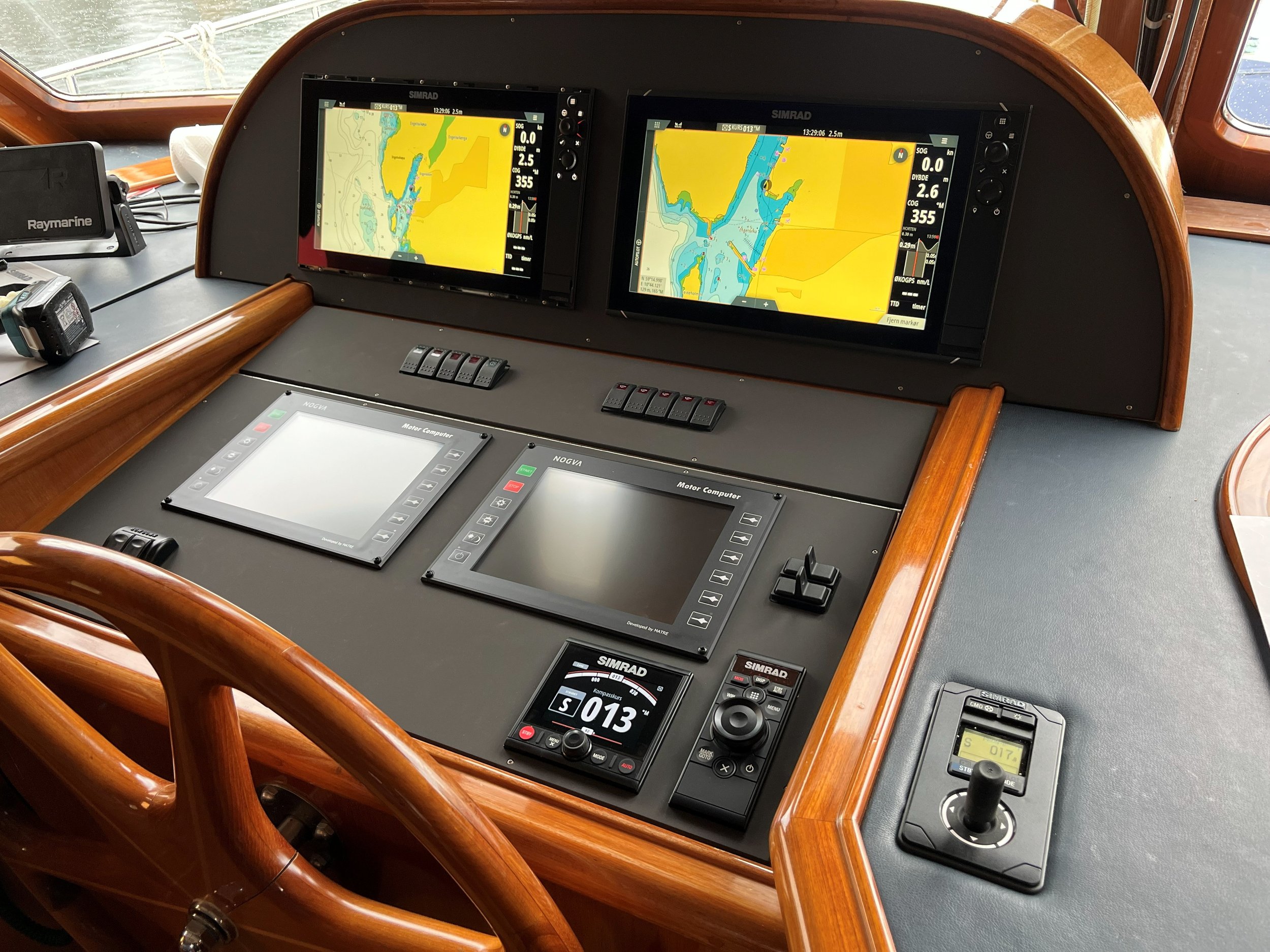 dashbord i en yacht med simrad skjermer