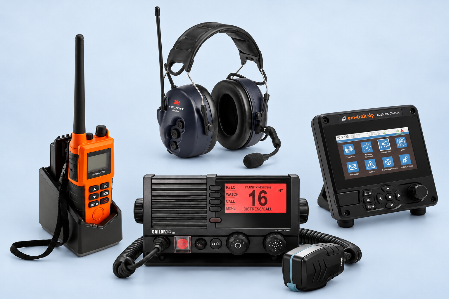 Håndholdt og fastmontert VHF-radio, hodesett med mikrofon og AIS-skjerm.