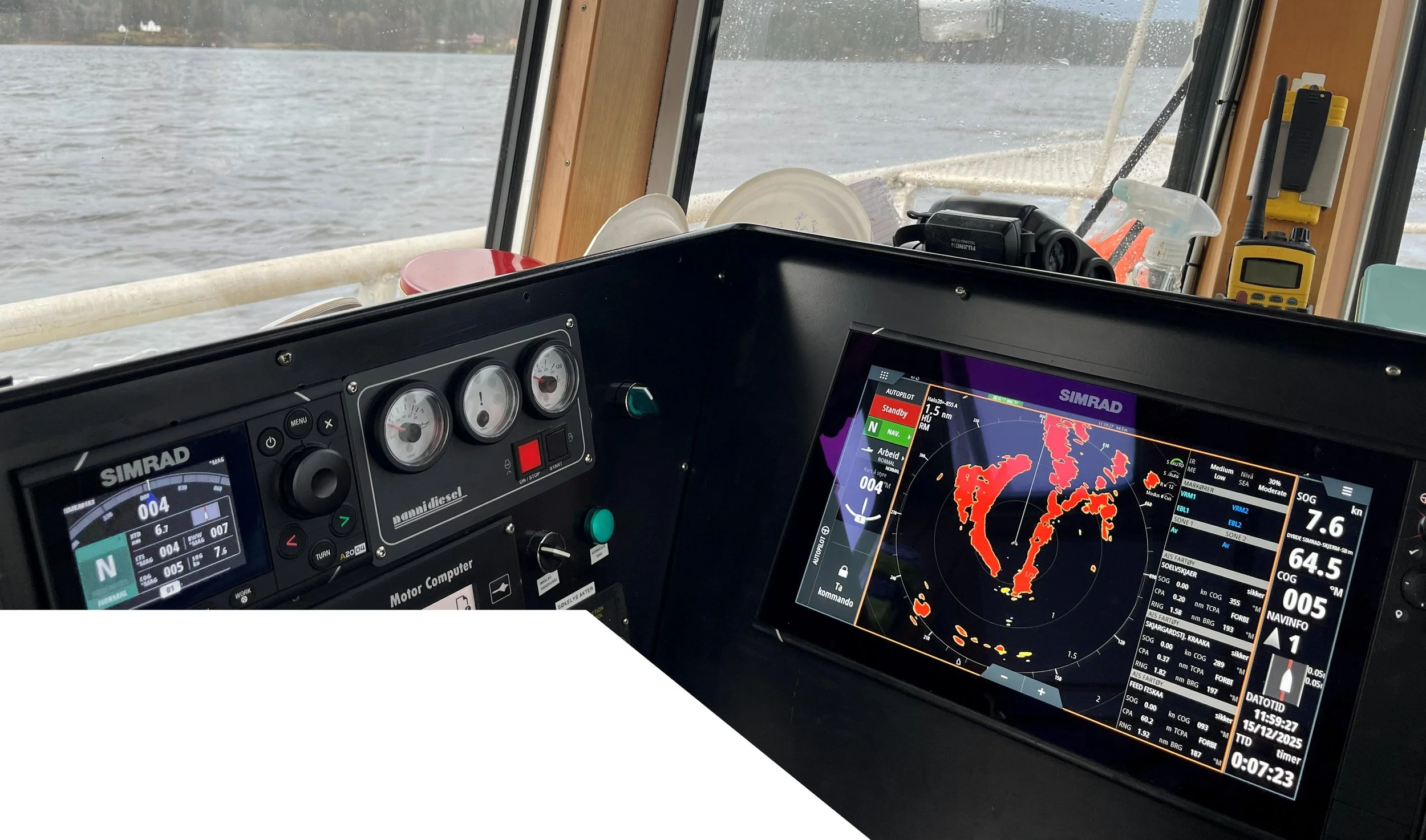 Instrumentpanel og Simrad-skjerm med radarvisning på broen i et fartøy.