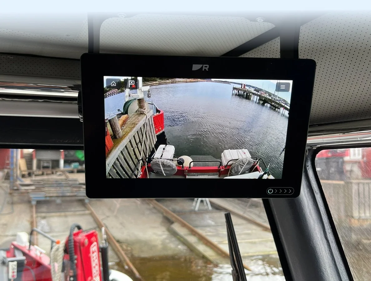 En raymarine axiom skjerm som viser utsikten fra skjørgårdstjenesten sin båt, bildet er tatt på Engelsviken Slipp. med kai i bakgrunnen