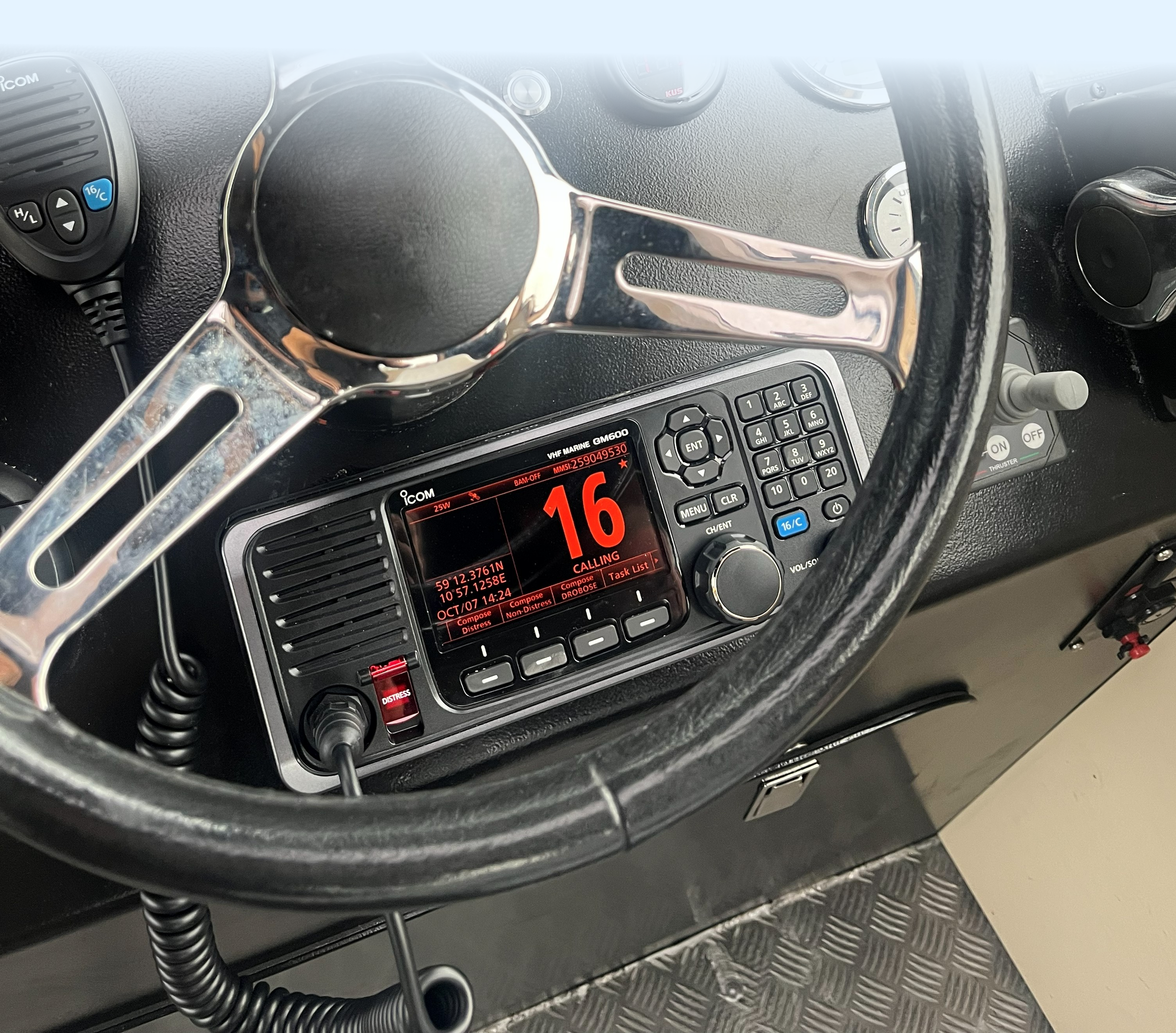 dashbord på arbeidsbåt med en icom VHF IMO godkjentmodell. båtratt