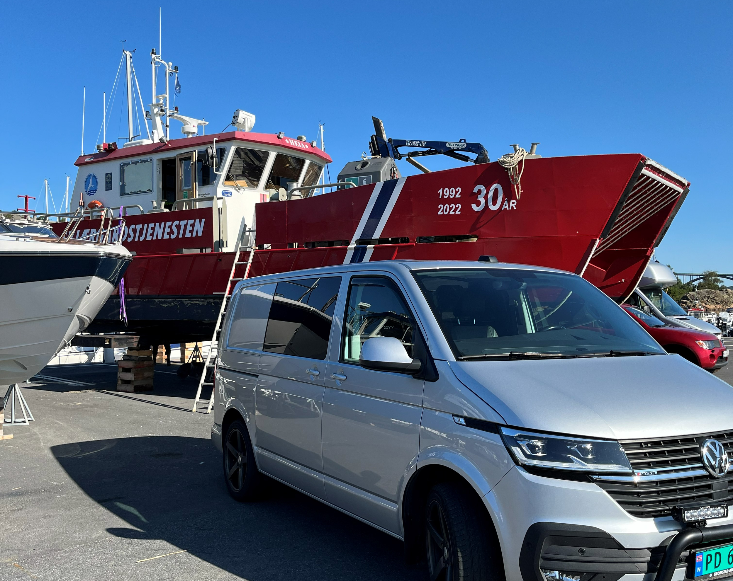 Skjærgårdtjenetsen sin båt fra Hvaler. det er sol og båten står på land