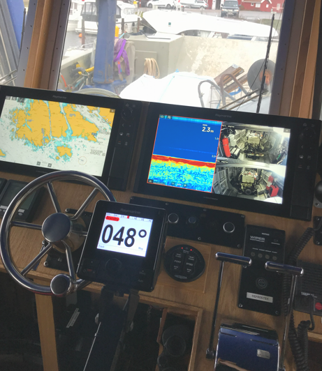 Kombinasjon av kart, radarvisning og overvåkningskameraer i skjærgårdtjenesten sin båt. det er Raymarine skjermer