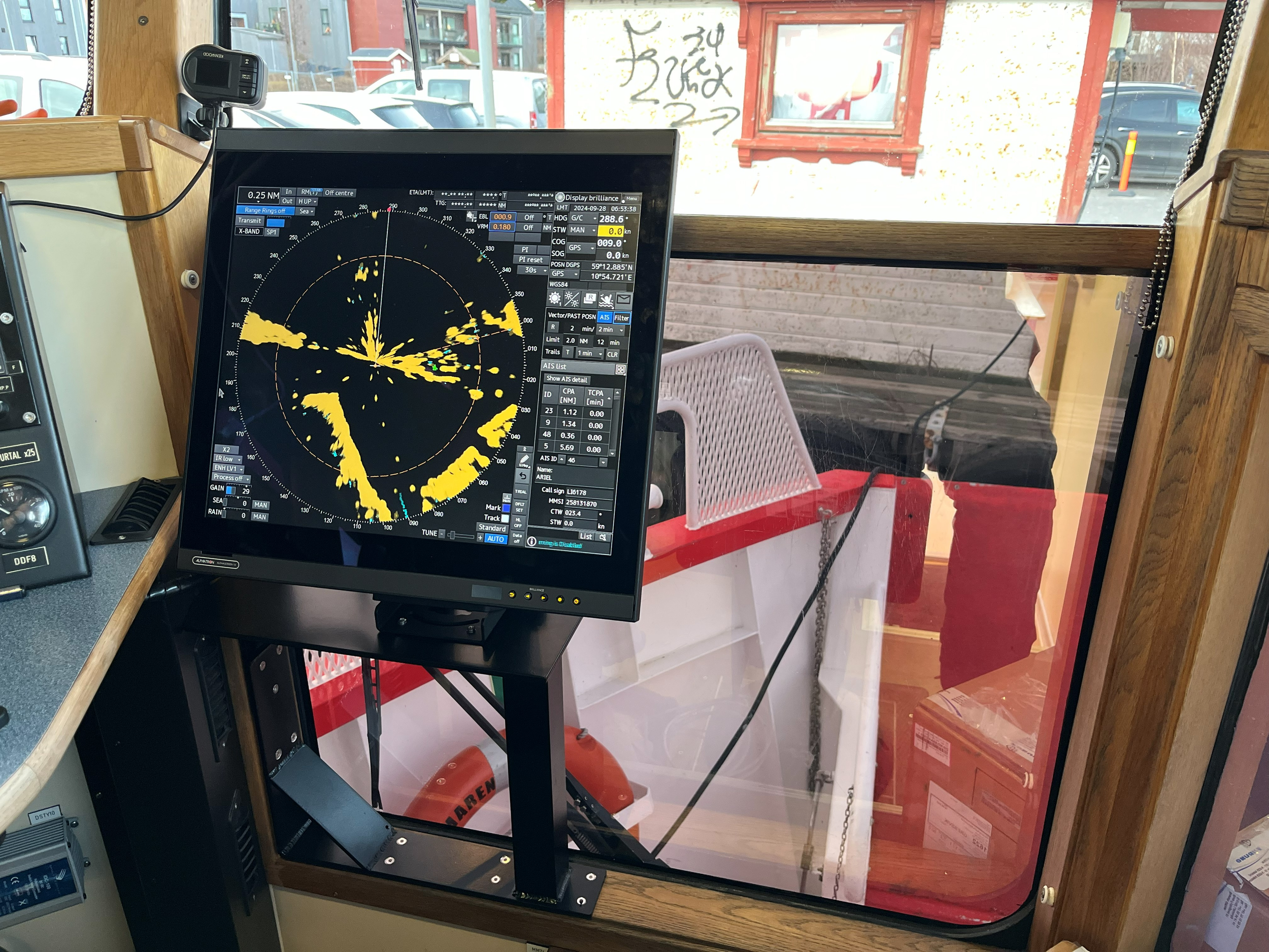 en Skjerm i en yrkesbåt Byfergen Fredrikstad som viser radar bilde,for navigasjon, plassert i en rutebåt. Radaren er fra JRC