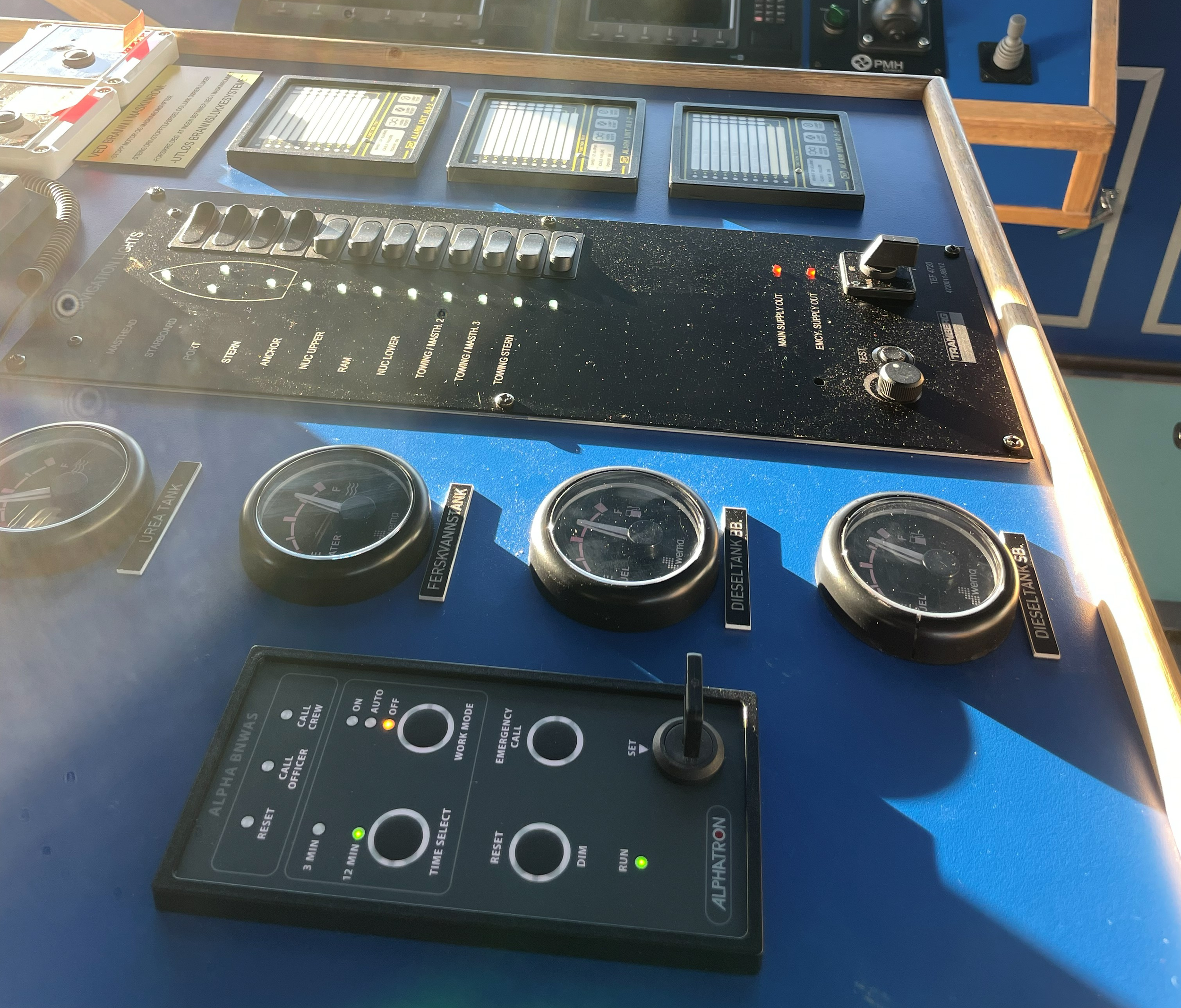 Betjeningspanel for Alphatron Marine brovaktsystem montert på broen i Hauk.