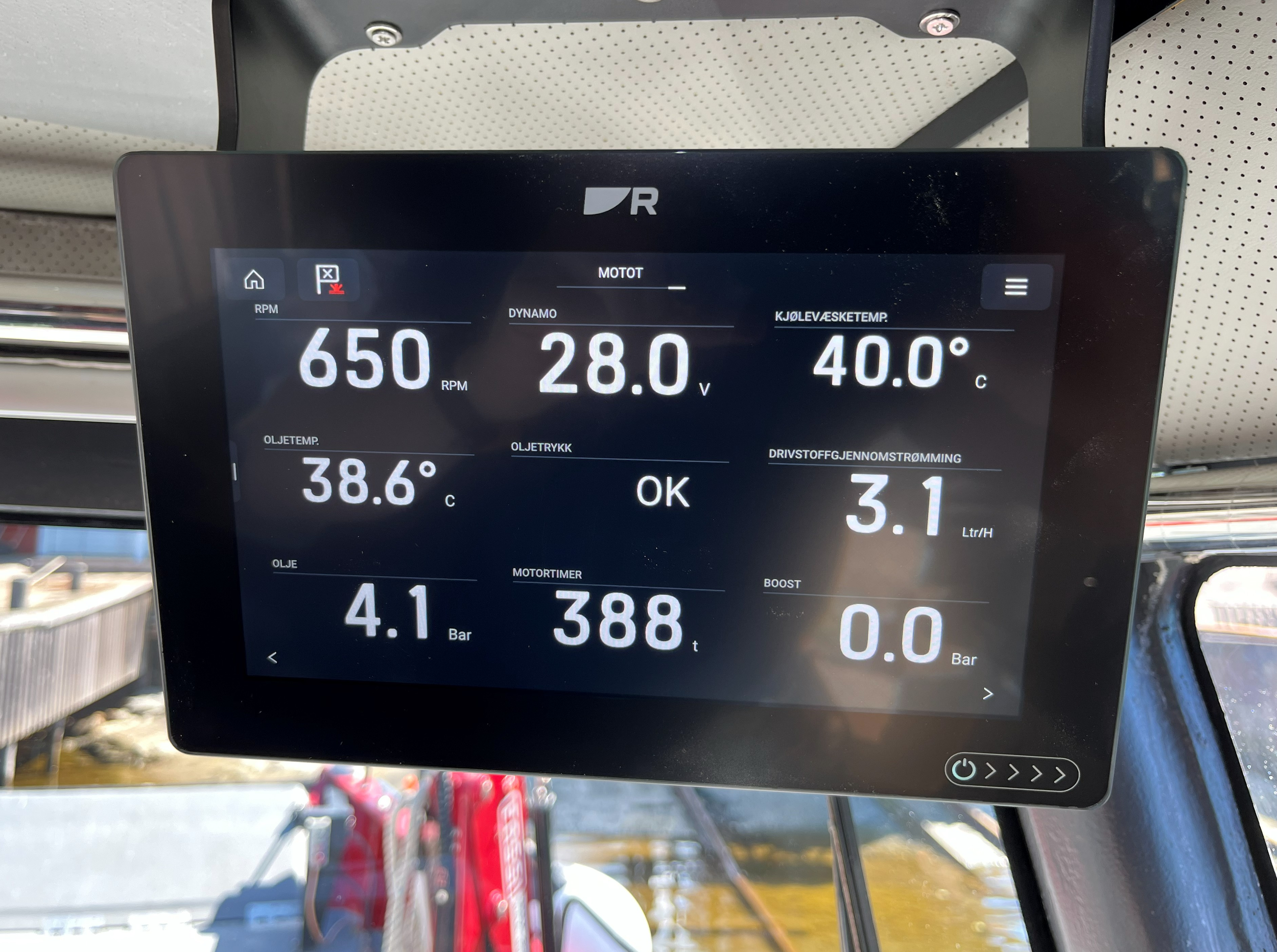 Skjerm i arbeidsbåt som viser motordata fra en Scania motor