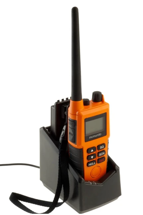 McMurdo R5 håndholdt GMDSS-VHF med nødbatteri.