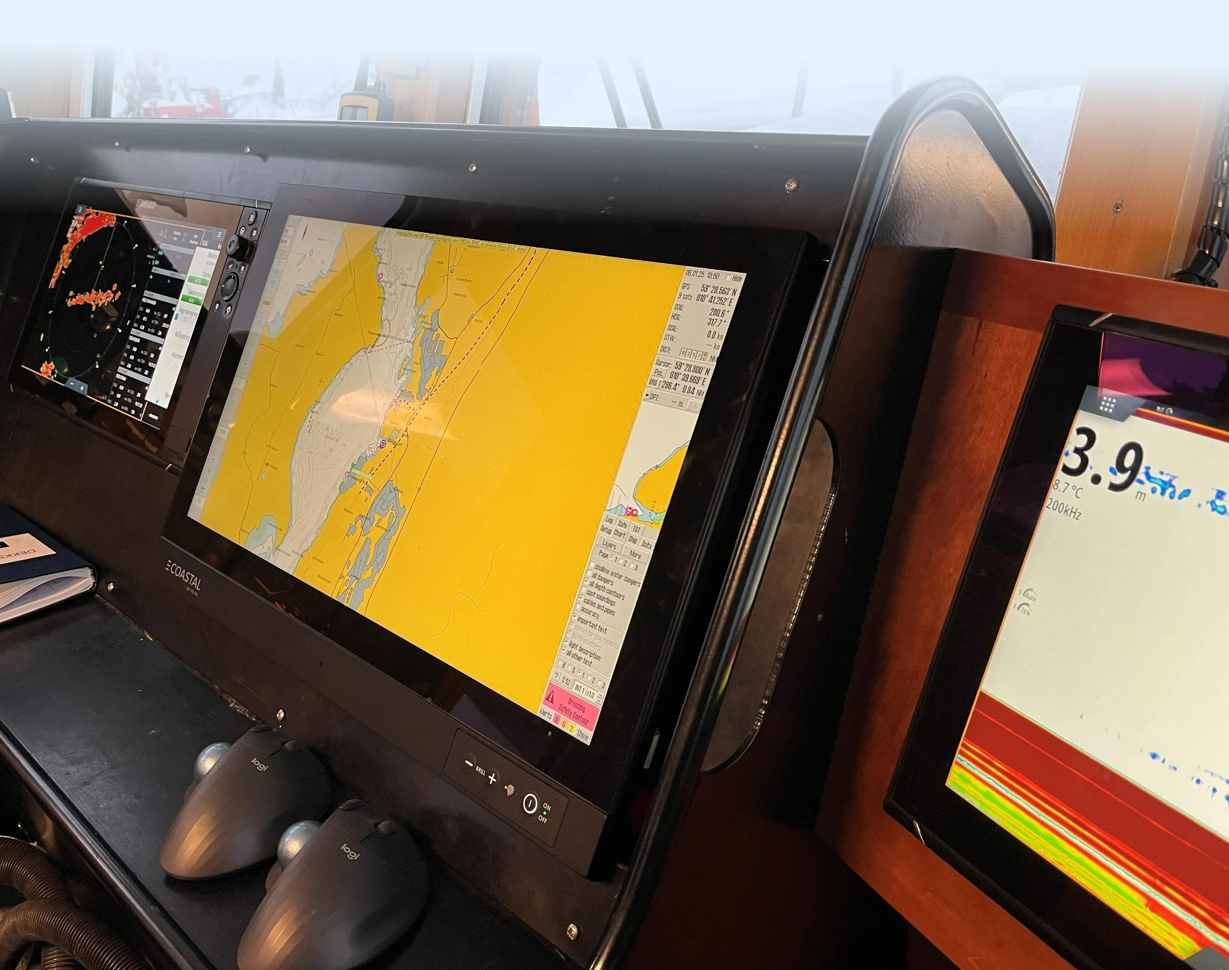 Bild av en kartmsakin i yrkesbåt som viser kart, navigasjonsdata og ekkolodd, med flere skjermer installert i taubåt