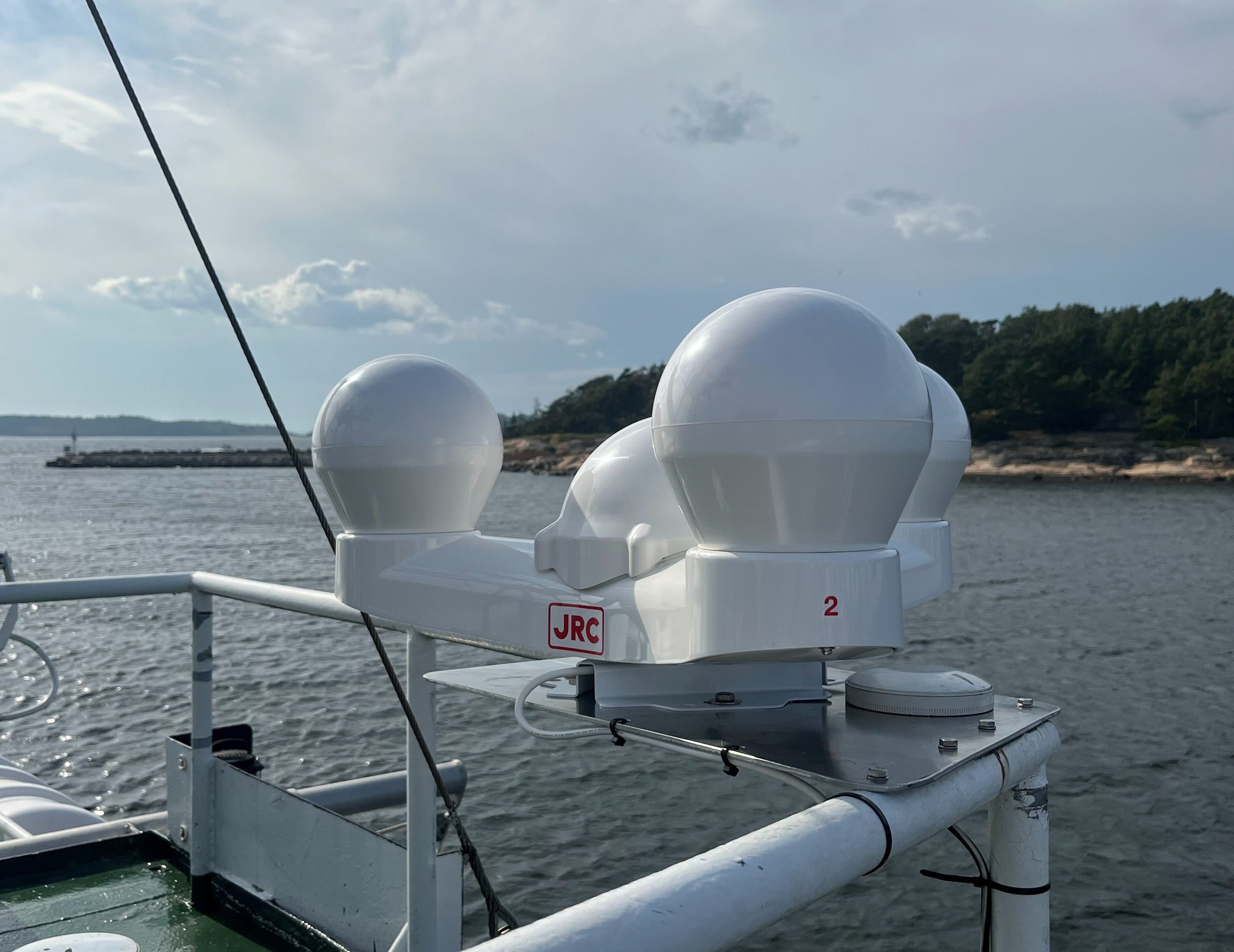 JRC GPS-kompass og antenner montert på et fartøy.