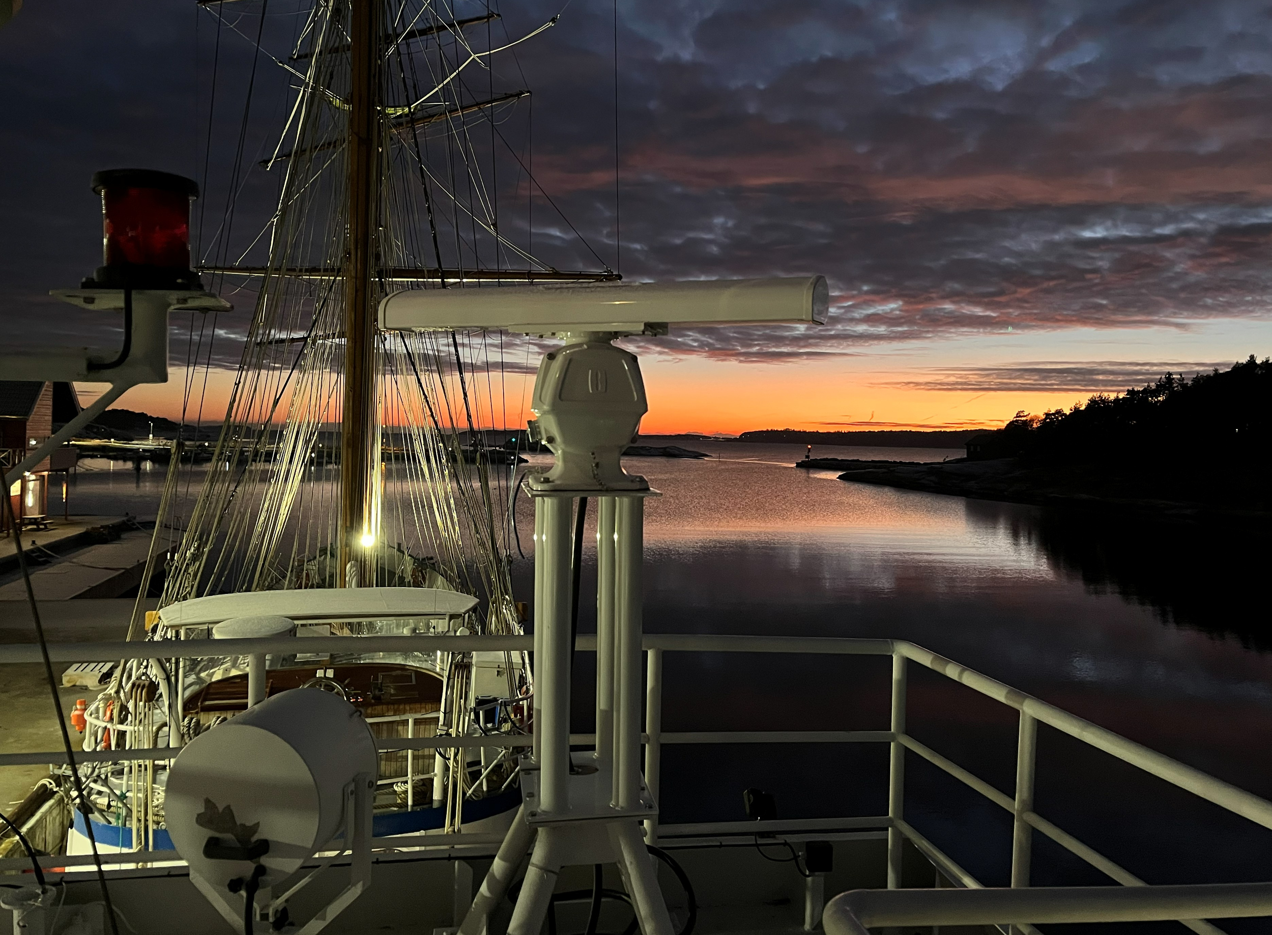Bilde av en båtdekket på yrkesfartøy med navigasjonsutstyr furuno radar og rigg om kvelden med en fargerik solnedgang