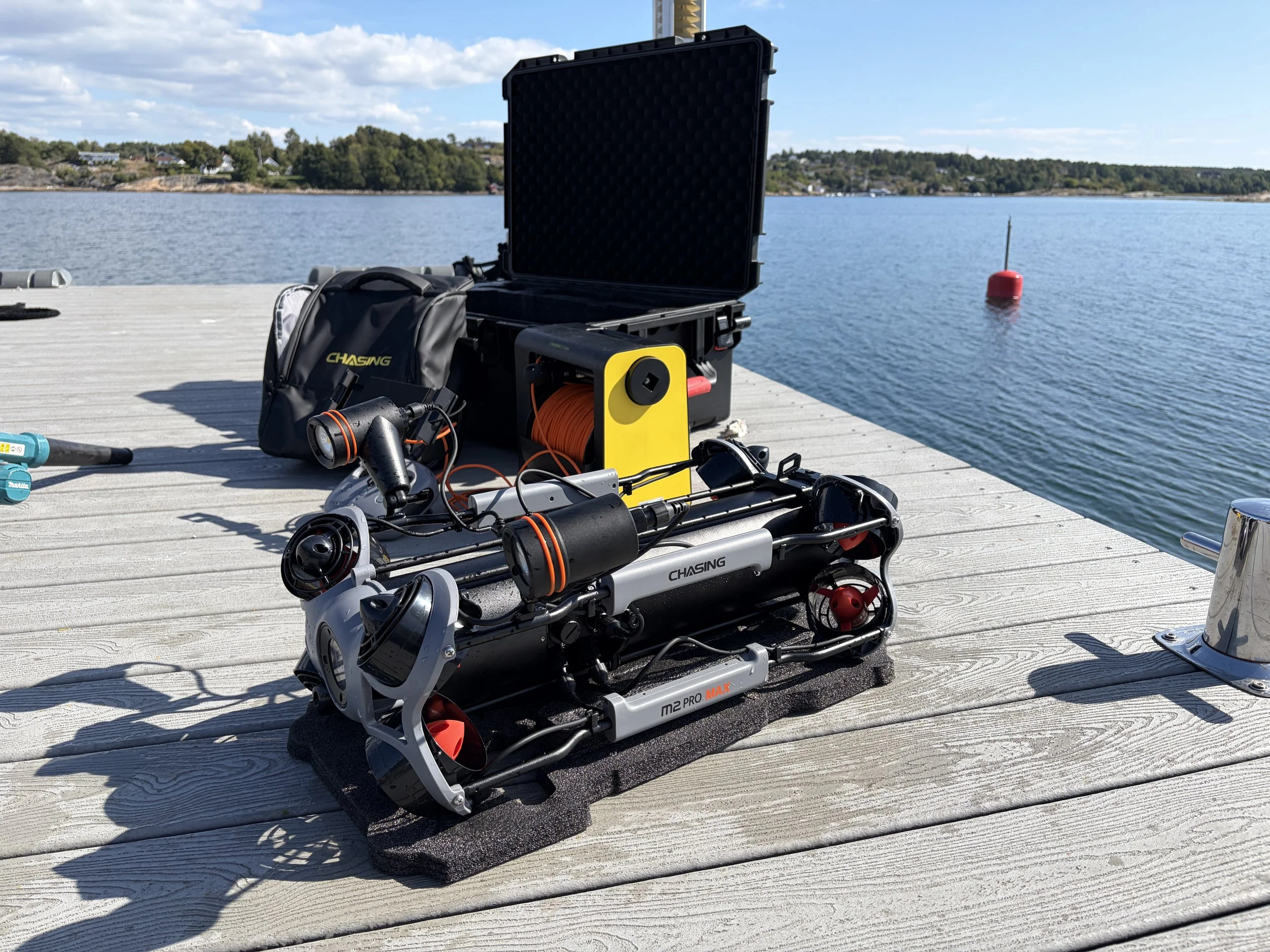 ROV for undervannsinspeksjon med kontrollutstyr på en brygge.