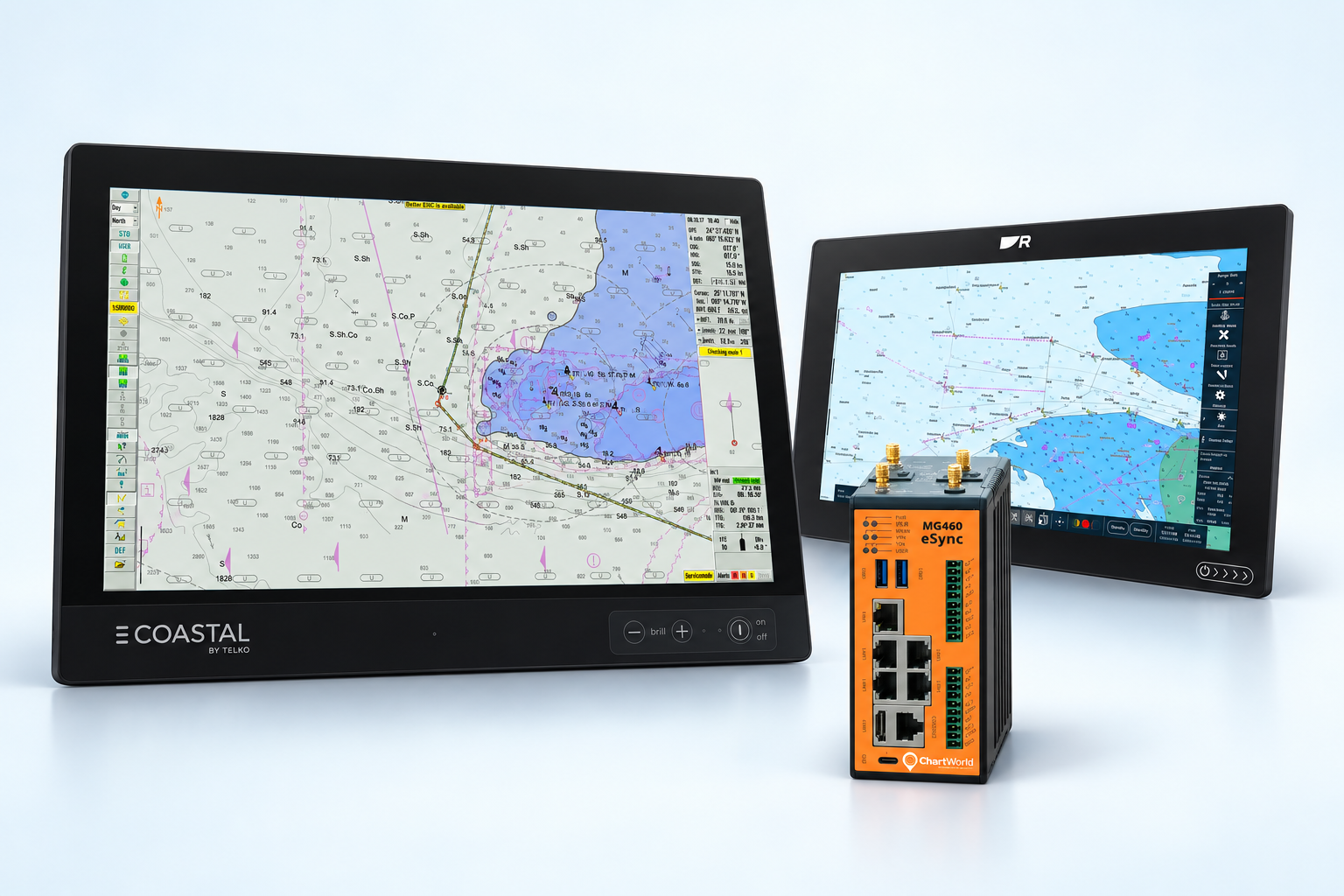To navigasjonsskjermer med sjøkart og en dataenhet for maritim navigasjon.