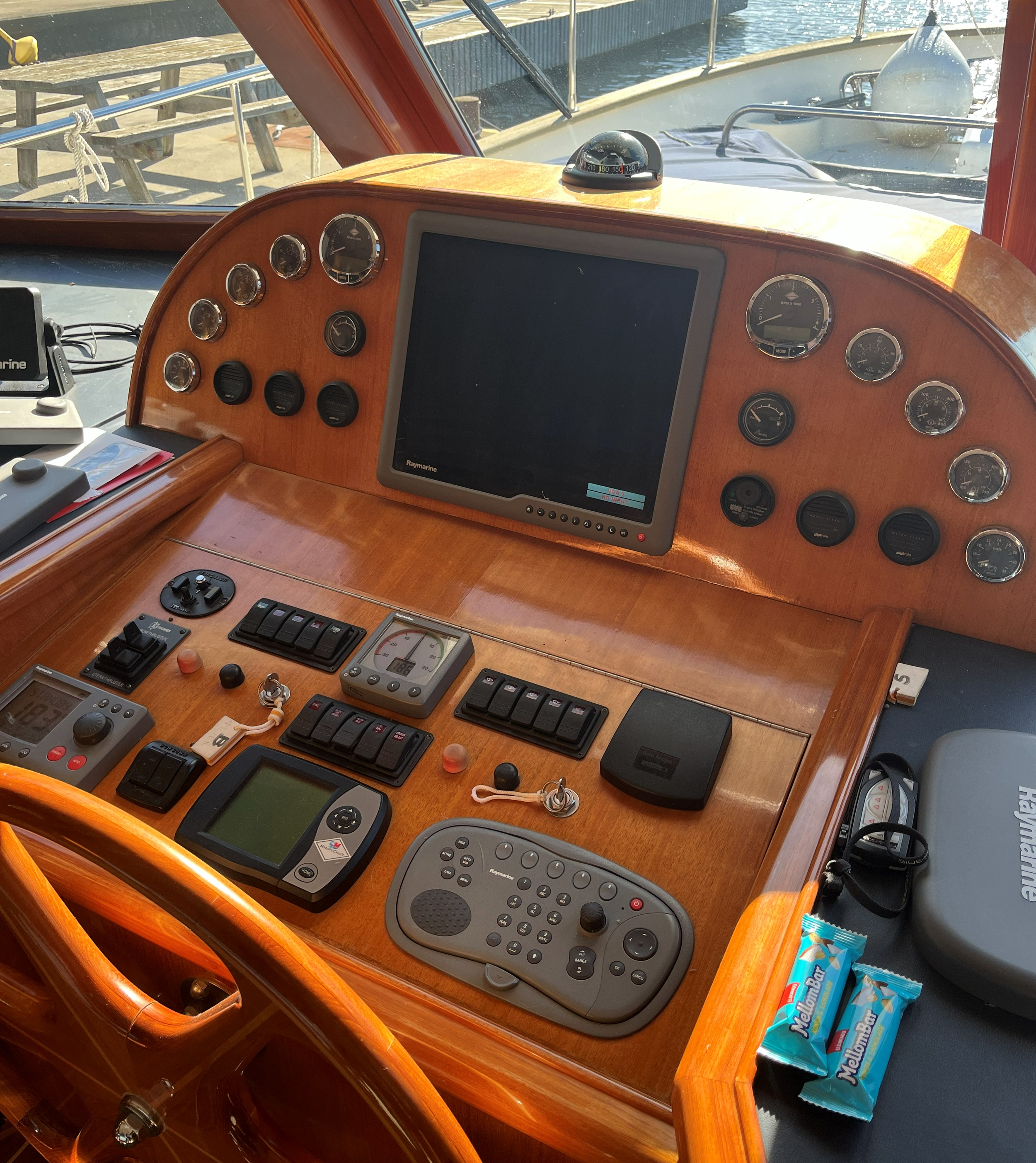 Innsiden av en yacht. dashbord. bildet er tatt før fredrikstad marine elektronikk as gjør oppgradering