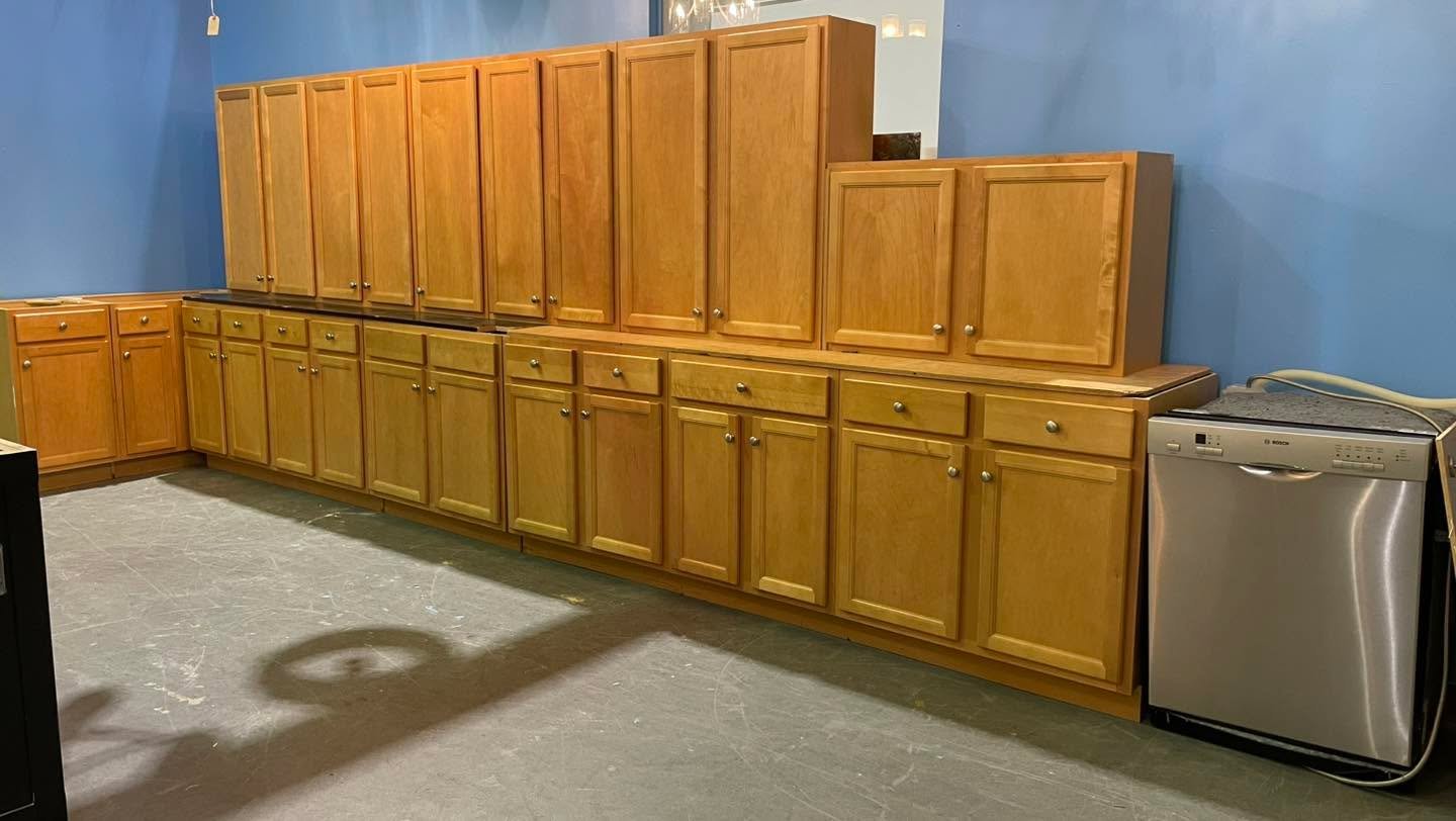 Kitchen cabinet set $1850 - about 22&rsquo; of base  cabinets, includes dishwasher at no additional charge