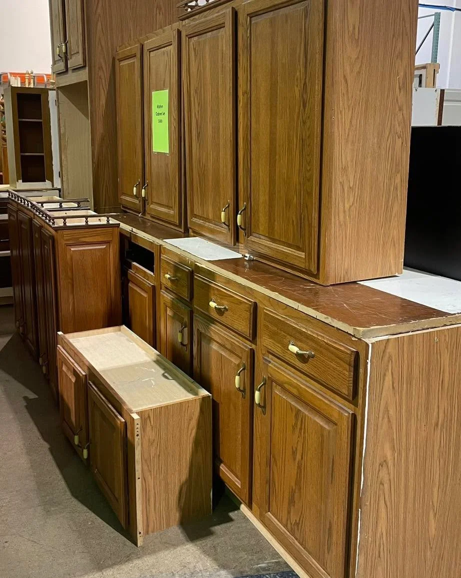 Kitchen cabinet set $500 - about 8&rsquo; of base cabinets