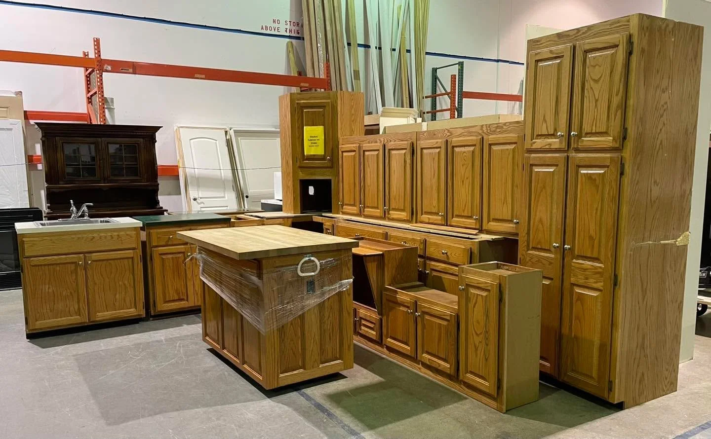 Oak kitchen cabinet set $1200 - about 20&rsquo; of base cabinets