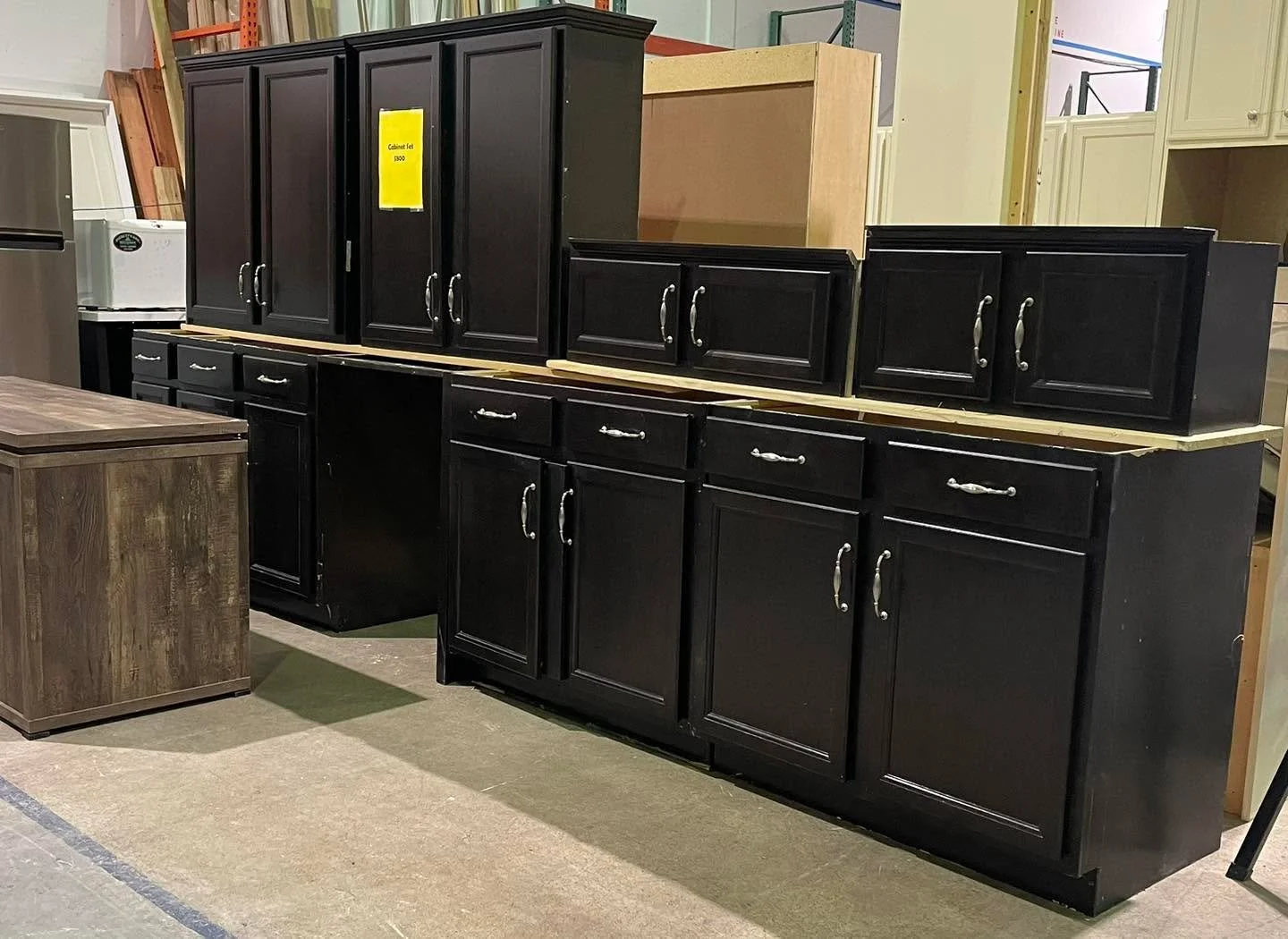 Kitchen cabinet set $800 - about 10&rsquo; of base cabinets