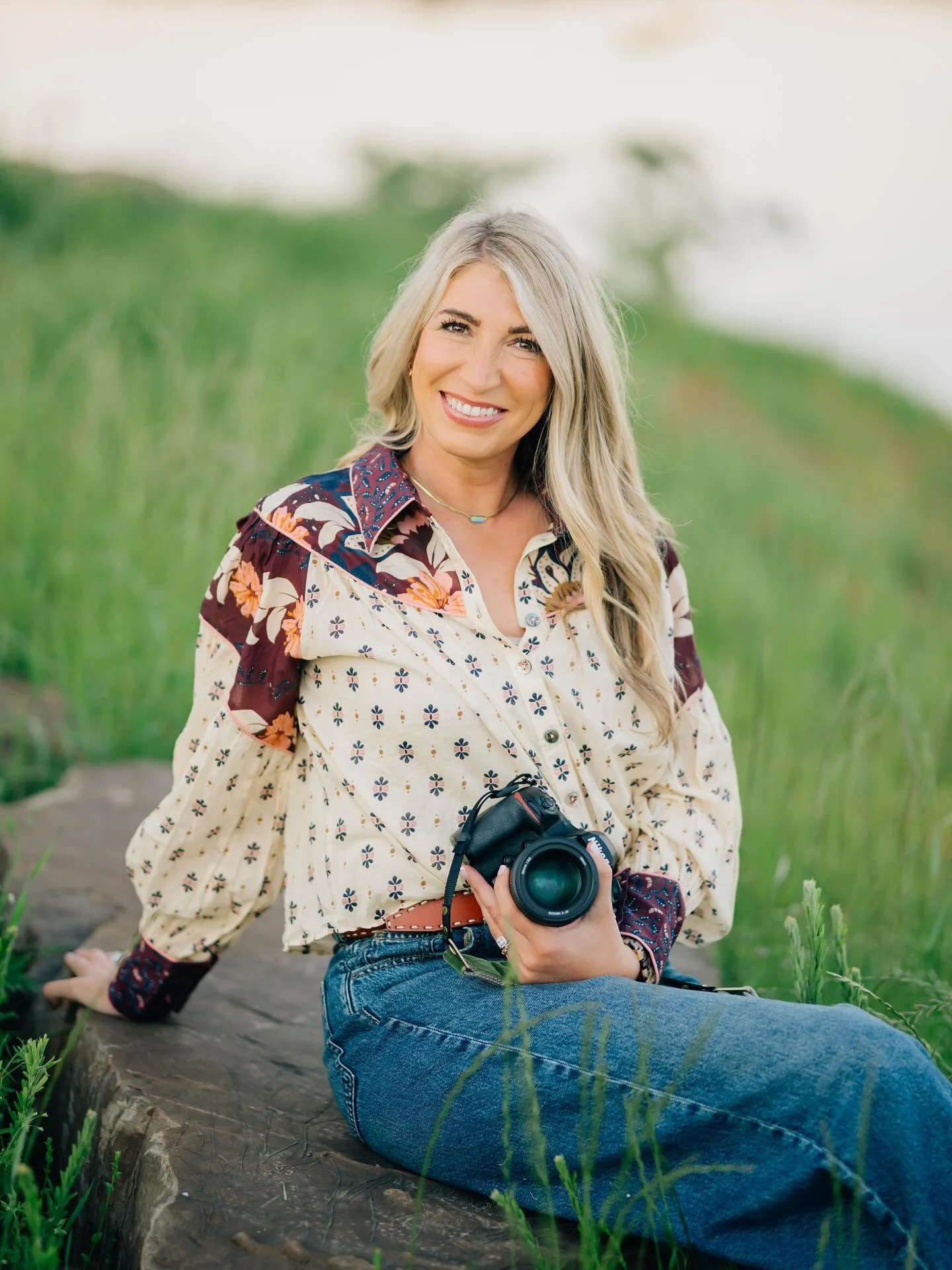 My beautiful friend and fellow photographer @whitneyshawphotography ❤️

I know a lot of people shy away from individual sessions like headshots or senior portraits because they aren&rsquo;t sure what to do with their hands or how to pose! Even some p
