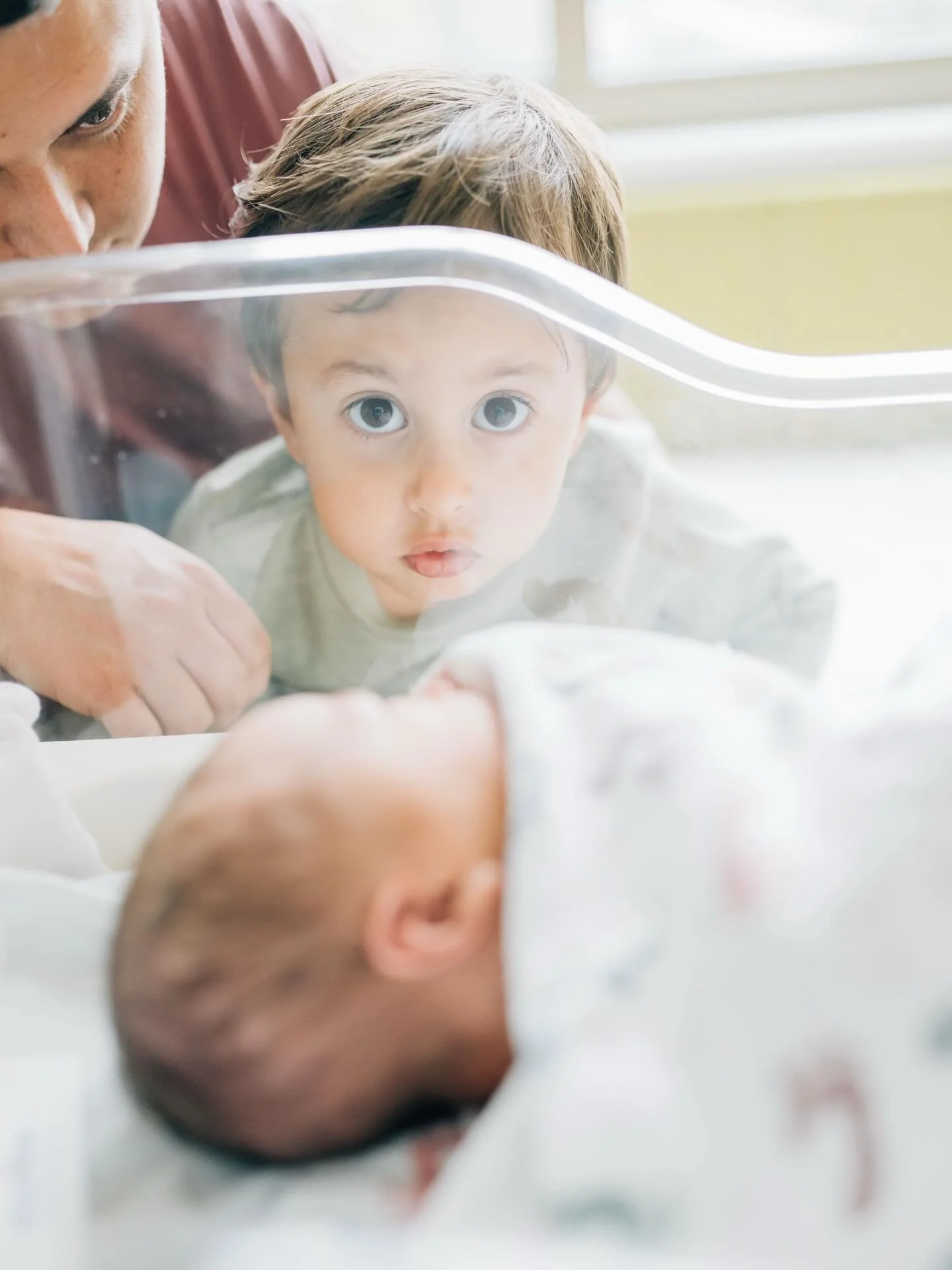 The sweetest moment getting to document siblings meeting for the first time 🥹

#storytellingphotography #heartfulmagazine #feelslikefamily