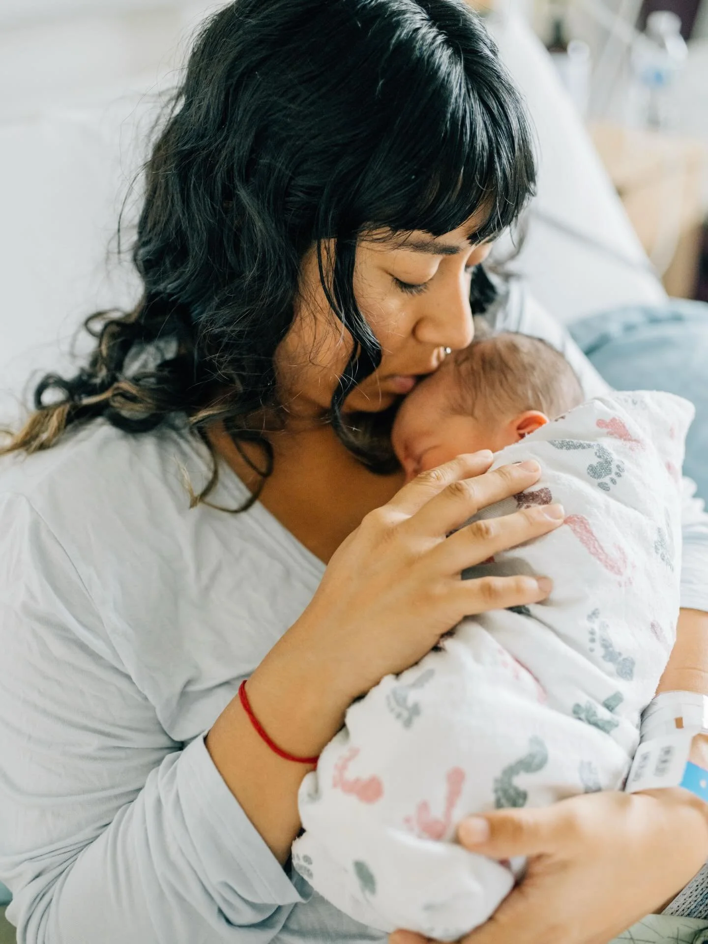 Fresh 48 Sessions ❤️ But what are they even?! 

A documentary style session at the hospital or birth center within the first two days (48 hours 😉) after birth.

Photos often include:
&bull;Your baby in the first hours of life
&bull;Parents holding a