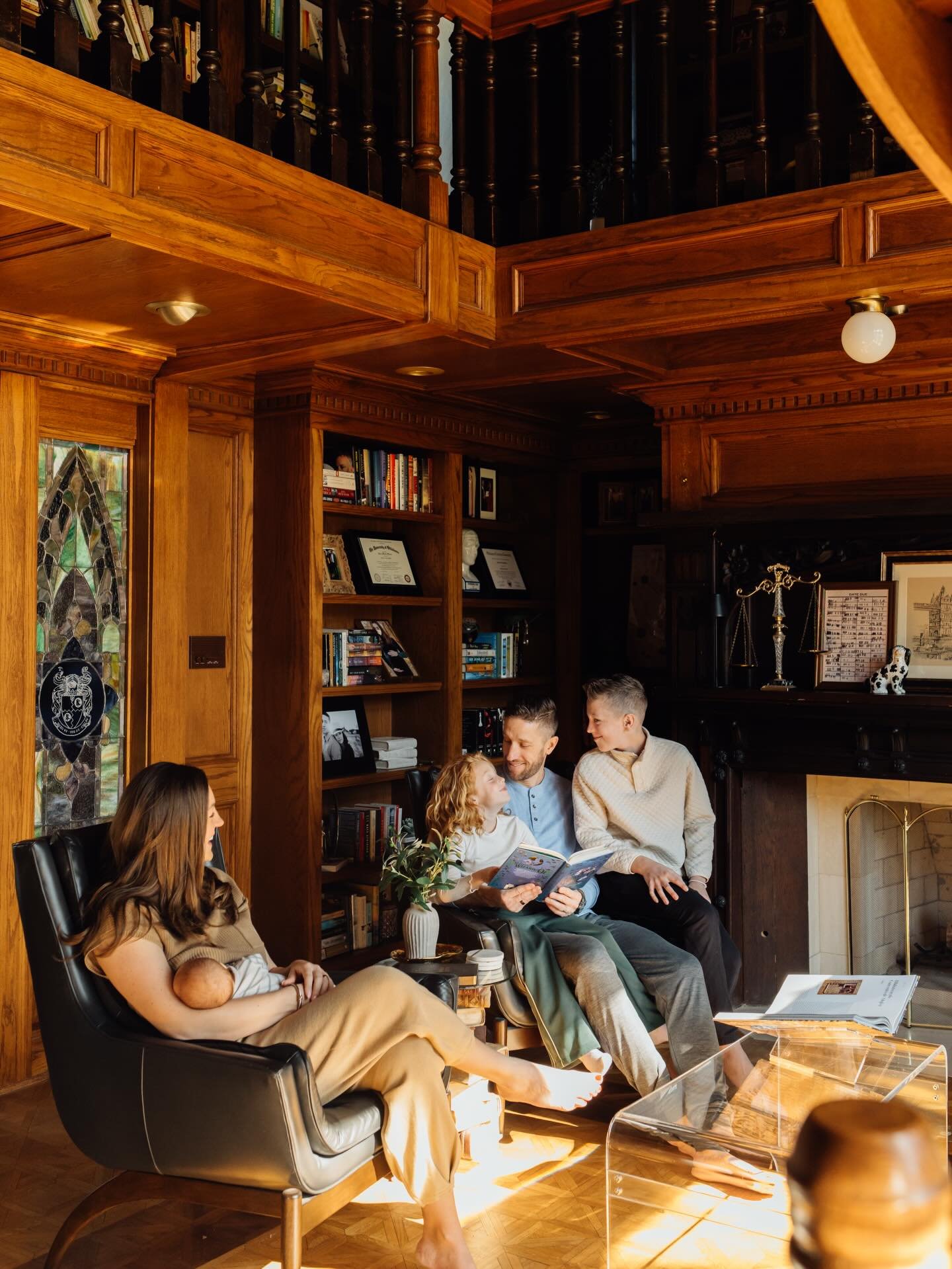 The dreamiest newborn session in the family&rsquo;s in home library. Two stories of feeling like Belle in my actual dream 😮&zwj;💨 how could you ever leave this oasis? Getting to photograph this family of bookworms in their happy place was truly a g