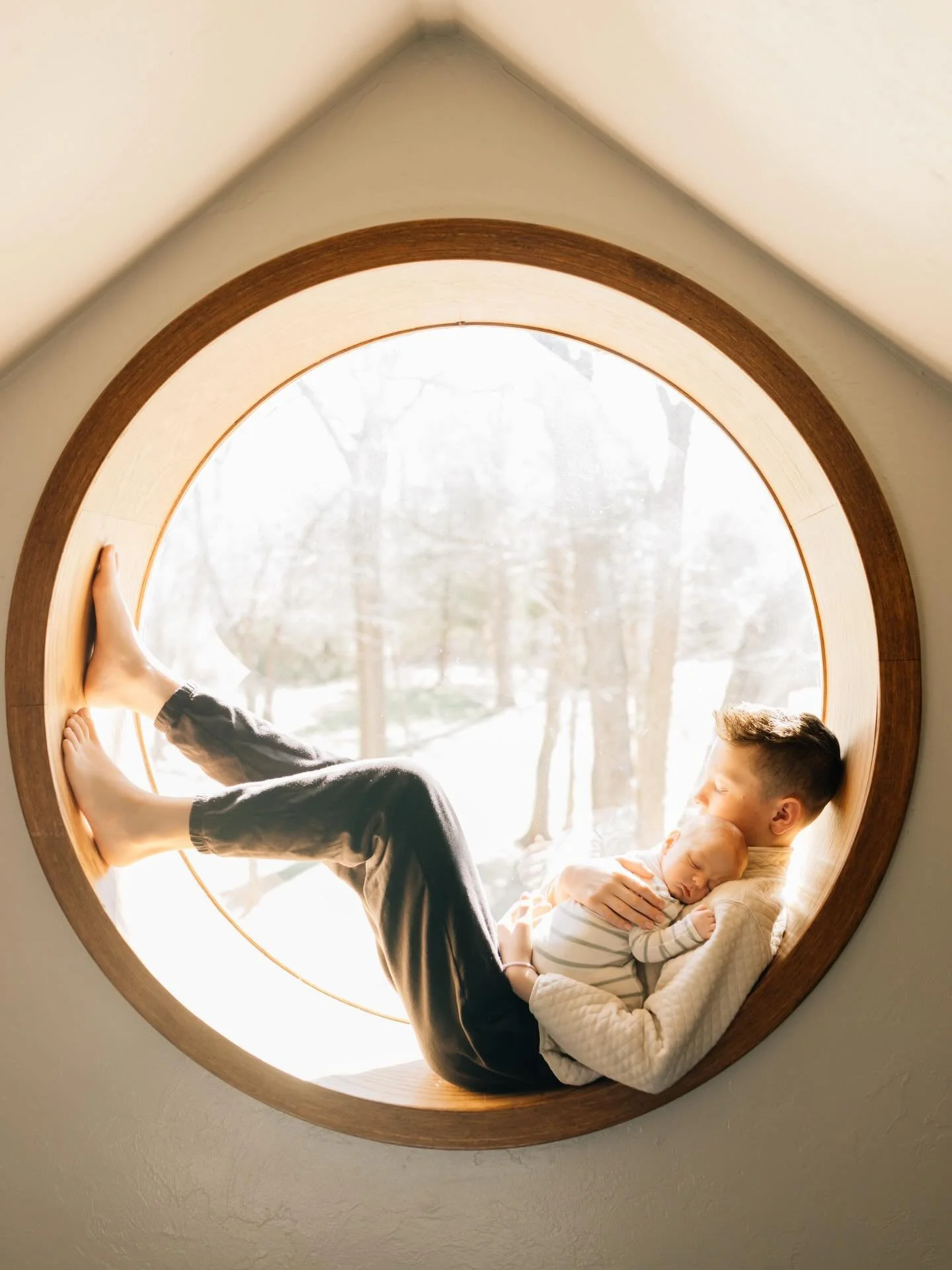 The sweetest brotherly love snuggled up in big brother&rsquo;s window. 

#tarabradyphoto #newbornlifestylephotography #okcnewbornphotographer