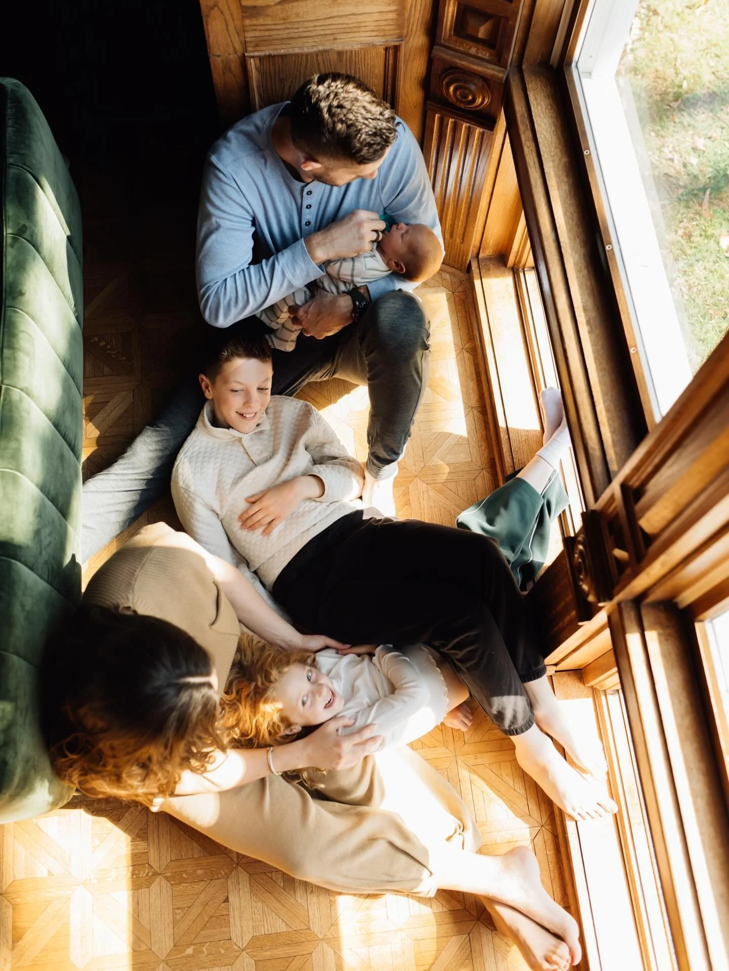 This newborn session I walked into a house filled with warmth and laughter and there&rsquo;s no better feeling. Forever chasing the light and connection. 

#okcnewbornphotographer #tarabradyphoto #newbornlifestylephotography