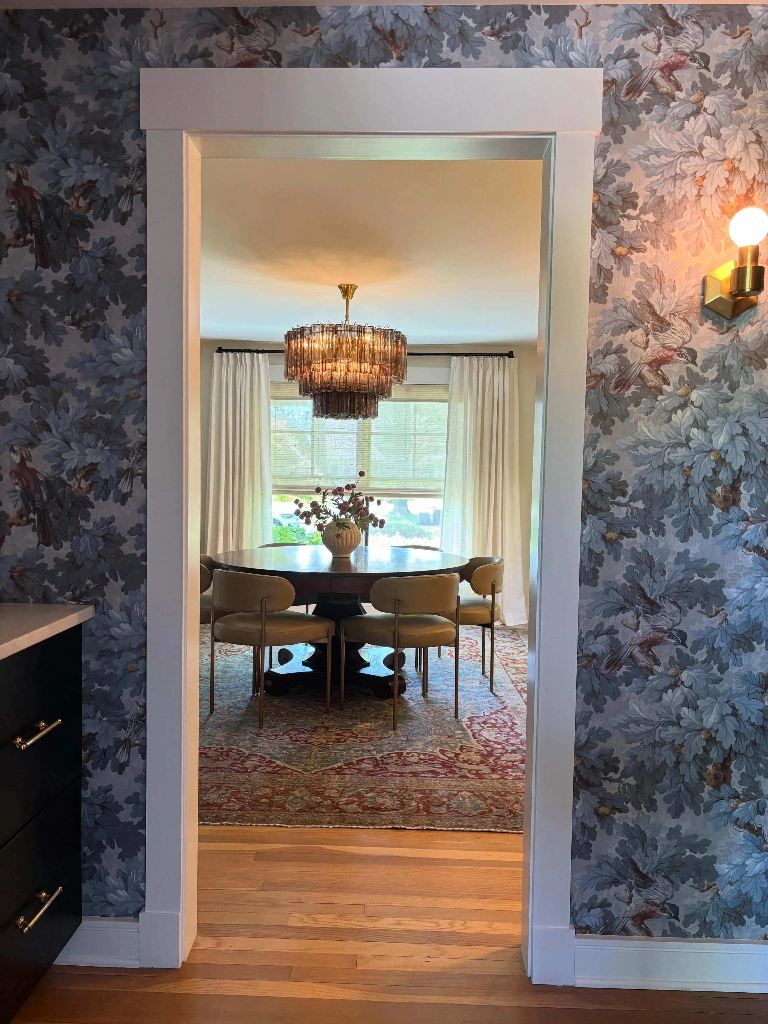 Sneak peek of a project we&rsquo;ve been working on in Bexley. Our styling session last week wraps up the first phase of this project. And now we&rsquo;re on to phase 2 🥂

Design @swoonhousestudio 
Styling @liminalcollective 

#cbusinteriordesign #b