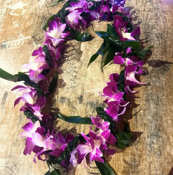 Orchid & braided Ti leaf lei.png