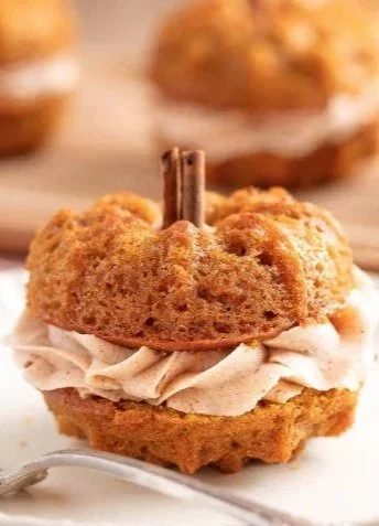 Pumpkin+Shaped+PS+mini+Bundt+Cake+with+filling.jpg